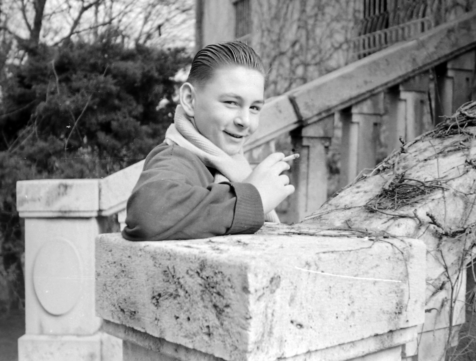 1957, Kurutz Márton, portrait, cigarette, smoking, stairs, man, looking back, Fortepan #16380