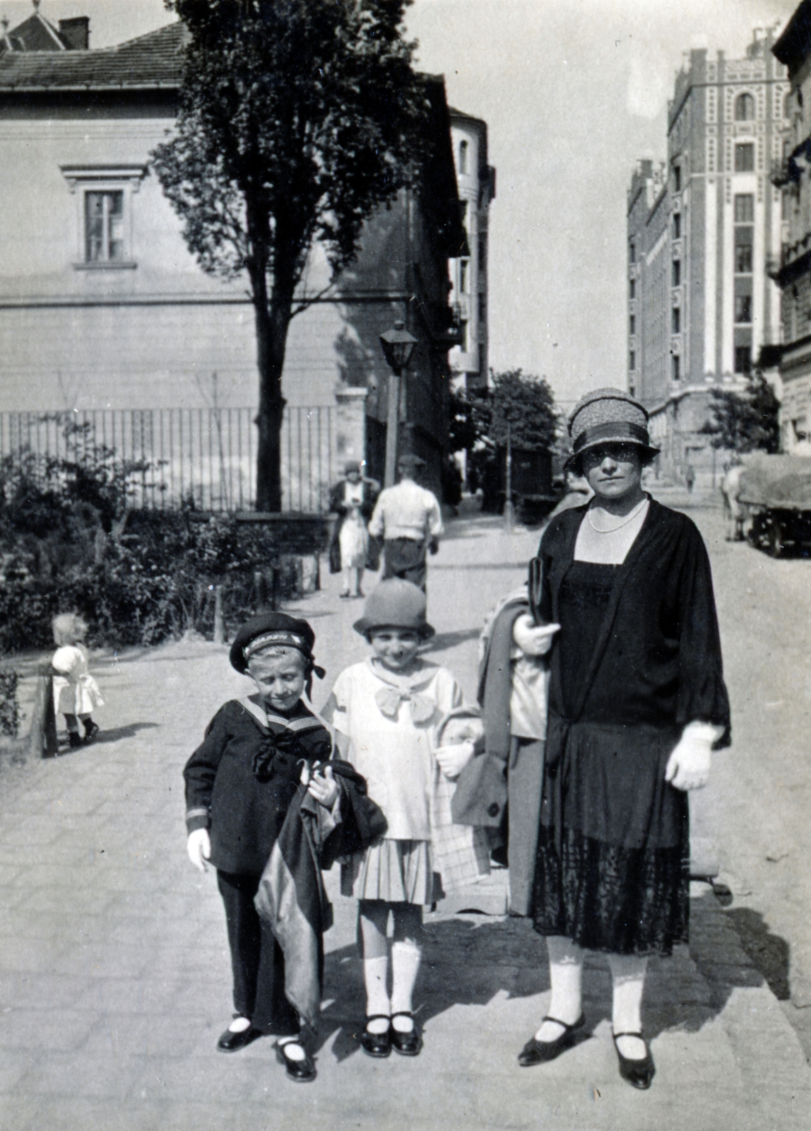 Magyarország, Városmajor, Budapest XII., Csaba utca a kistemplom előtt, háttérben a Krisztina körút sarkán a Postapalota., 1926, Fadgyas Bence, Budapest, Fortepan #163805