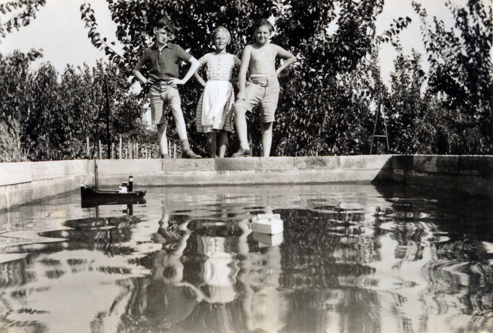 1936, Fadgyas Bence, three people, pool, teenager, reflection, Fortepan #163822