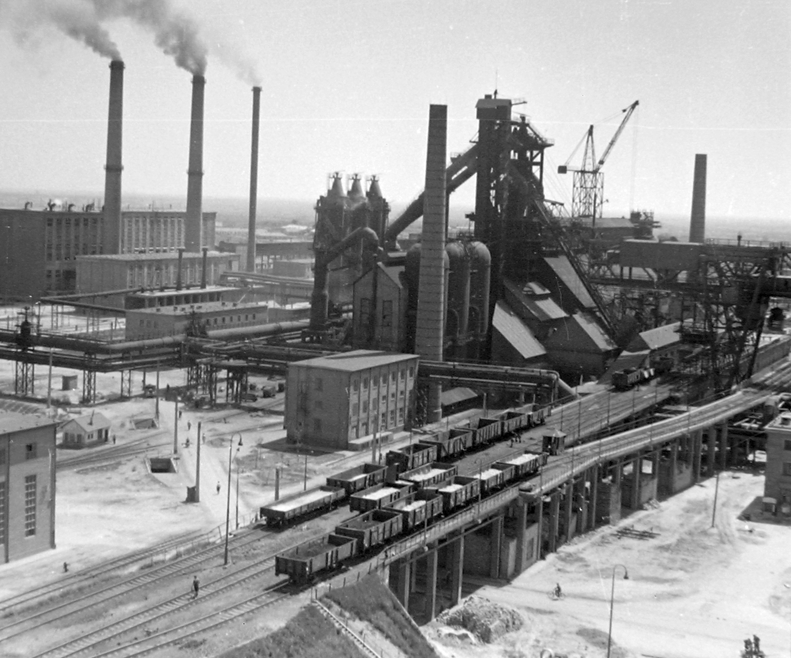 Hungary, Dunaújváros, (Sztálinváros), Dunai Vasmű, előtérben az I. számú kohó., 1957, Kurutz Márton, railway, factory, factory chimney, Fortepan #16385