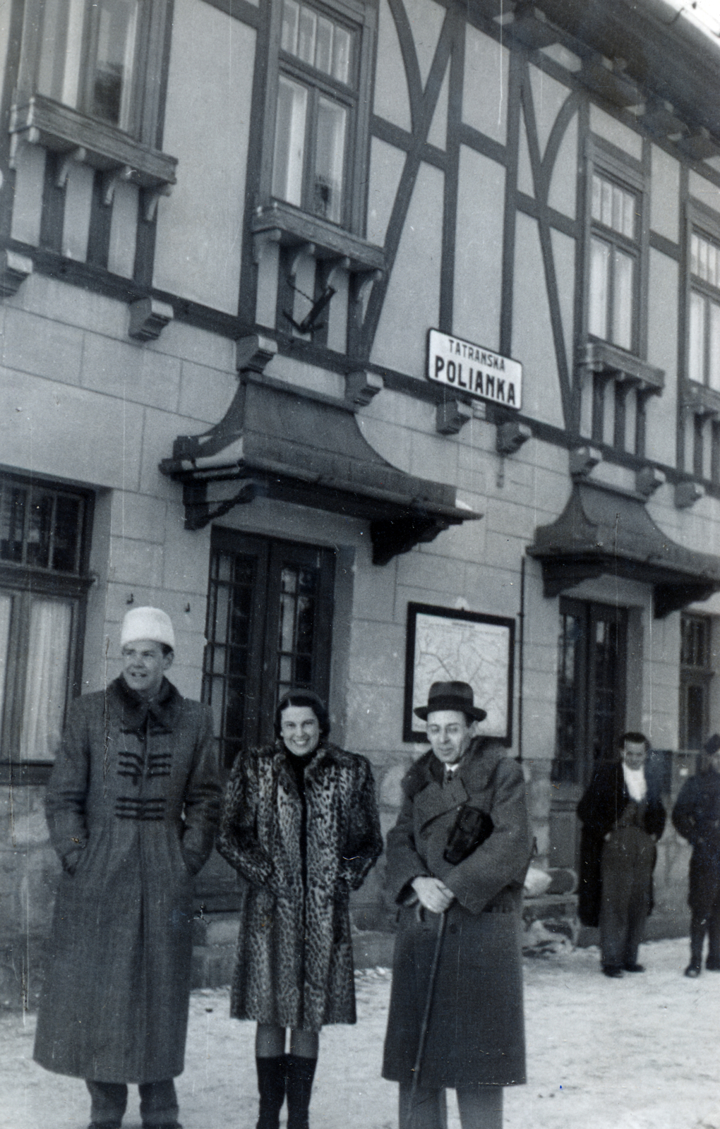 Slovakia,High Tatras, Hrušov, Tátraszéplak, vasútállomás., 1939, Fadgyas Bence, map, fur coat, train station, German Timber Framing, Fortepan #163853