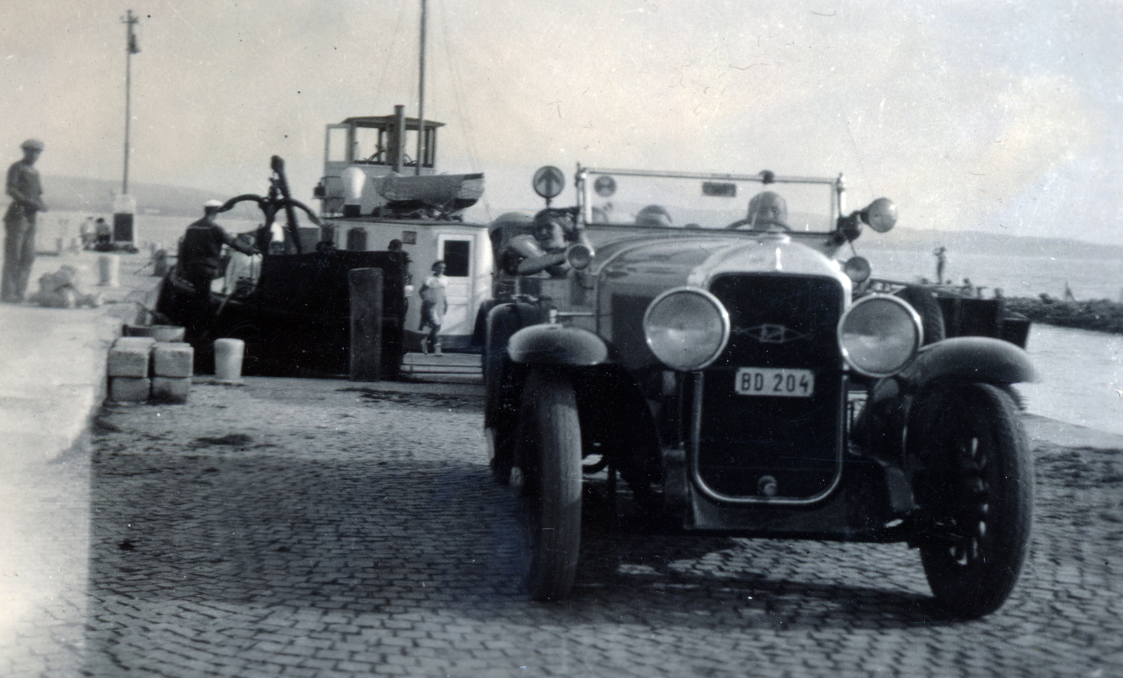Hungary,Lake Balaton, Tihany, Tihanyrév, Komp I., 1933, Fadgyas Bence, automobile, number plate, cobblestones, ferry, Buick-brand, Fortepan #163864