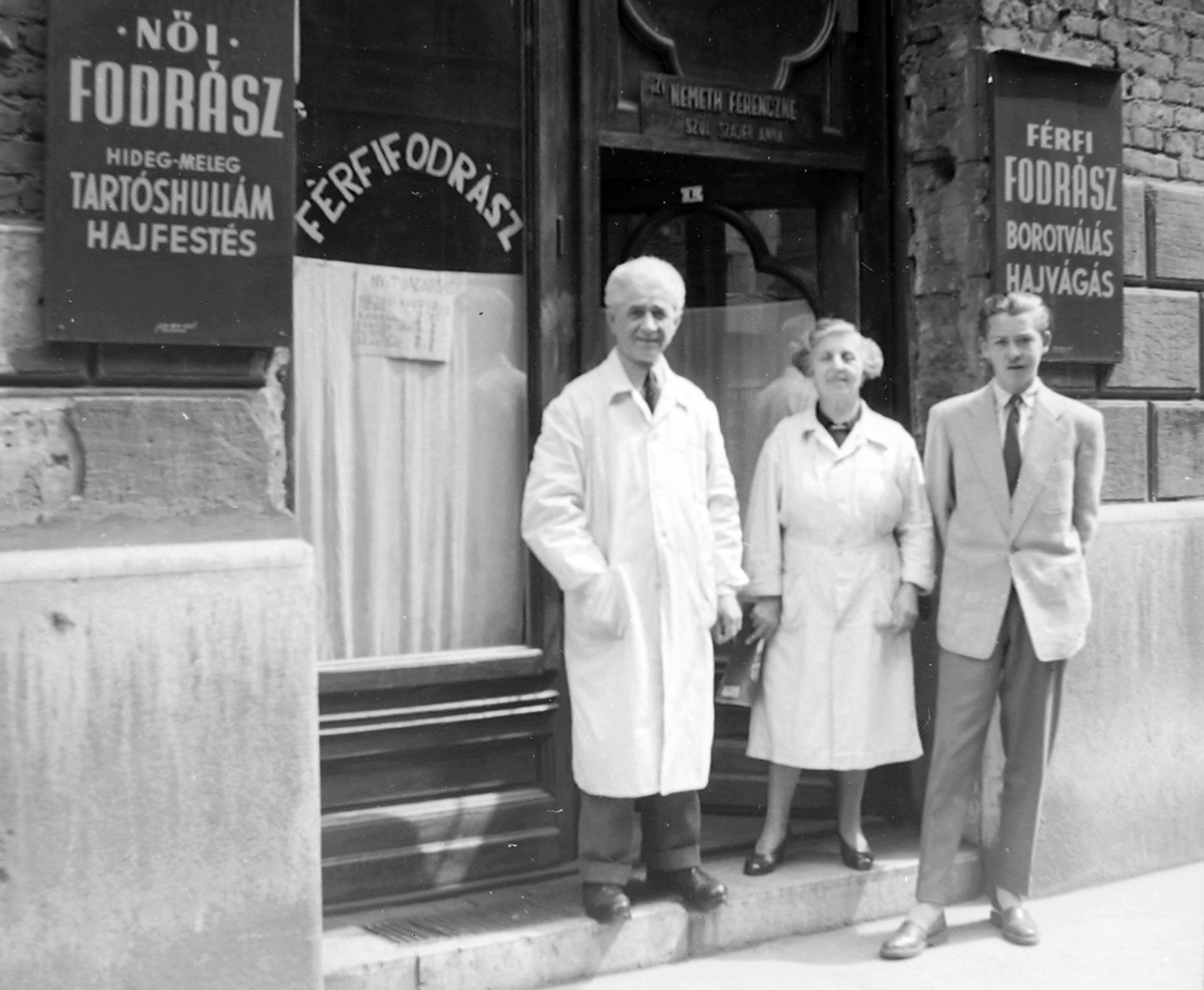 Hungary, 1959, Kurutz Márton, sign-board, hairdresser, pride, cloak, Fortepan #16387