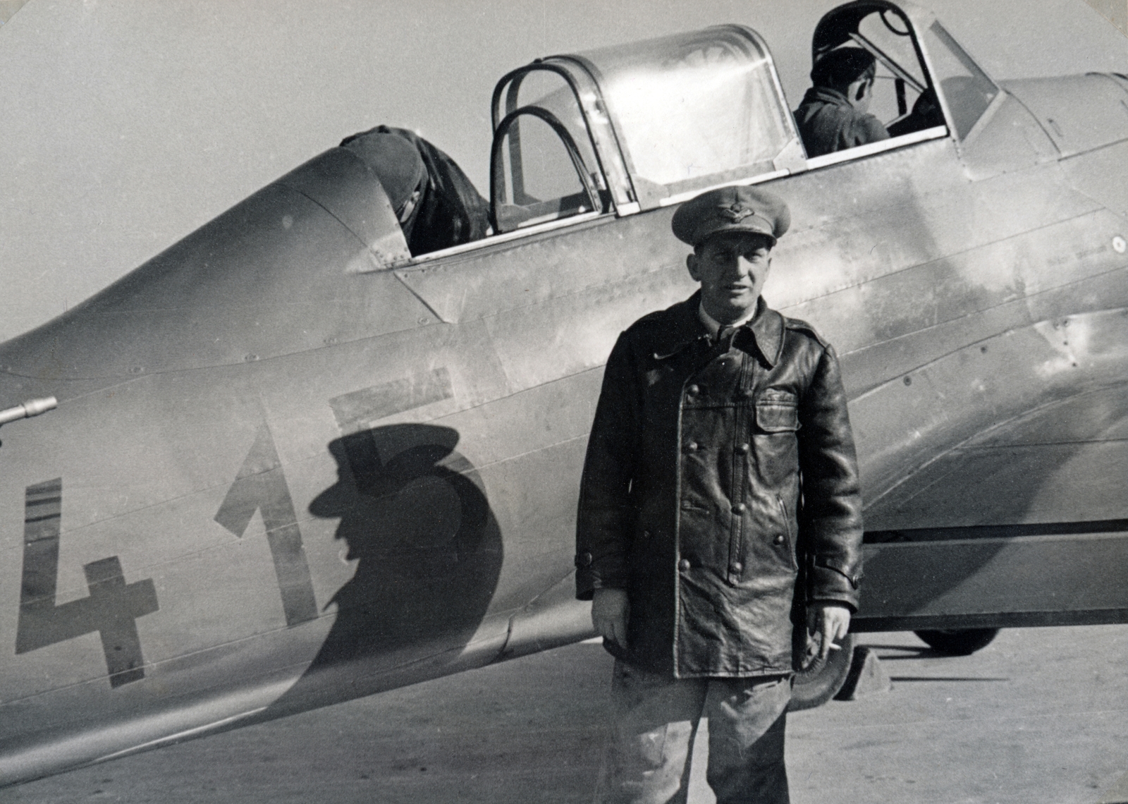 Hungary, Budaörs Airport, Budapest XI., verőczei Andrássovich István m. kir. repülő százados, mögötte Arado Ar-96a típusú gyakorló repülőgép., 1939, Fadgyas Bence, Budapest, Arado Ar-96A, Fortepan #163870