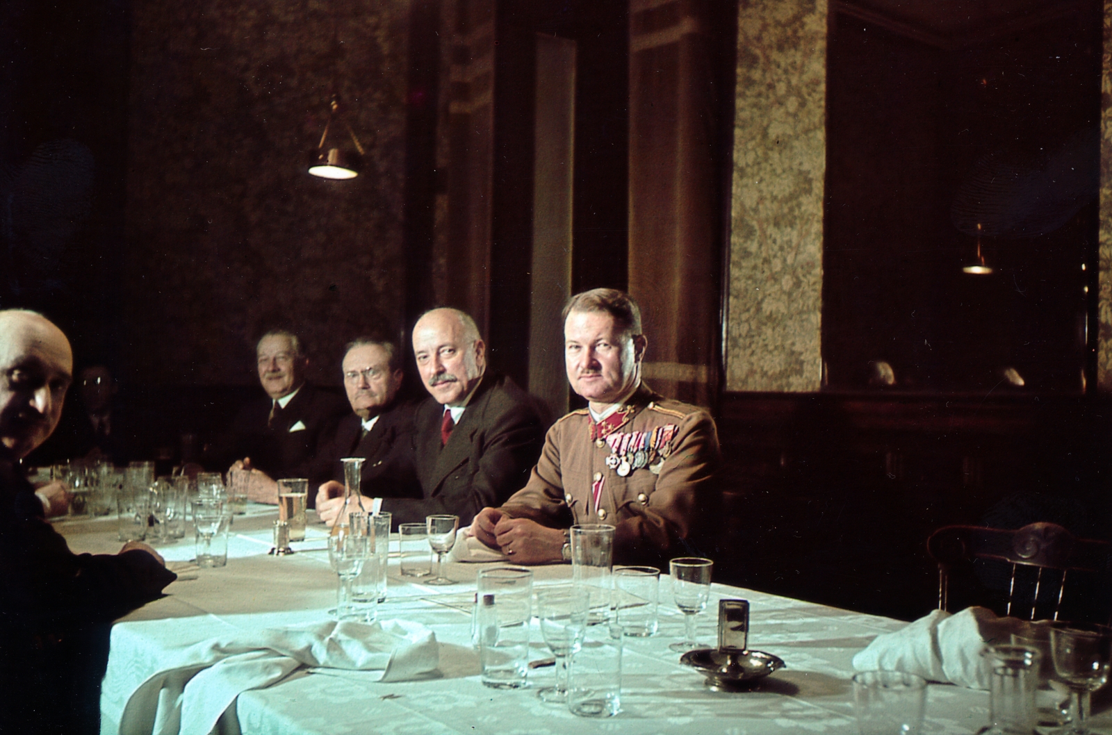 Hungary, dr. Kieselbach Gyula tartalékos százados, a Budapest Főváros Vegyészeti és Élelmiszervizsgáló Intézetének fővegyésze vacsoravendégeivel. Mellette dr. Jugovics Lajos geológus, majd dr. Carl Bosch vegyész, kémiai Nobel-díjas és dr. Lósy-Schmidt Ede műépítész, technikatörténész., 1935, Kieselbach Gyula, colorful, medal, Best of, Fortepan #163985