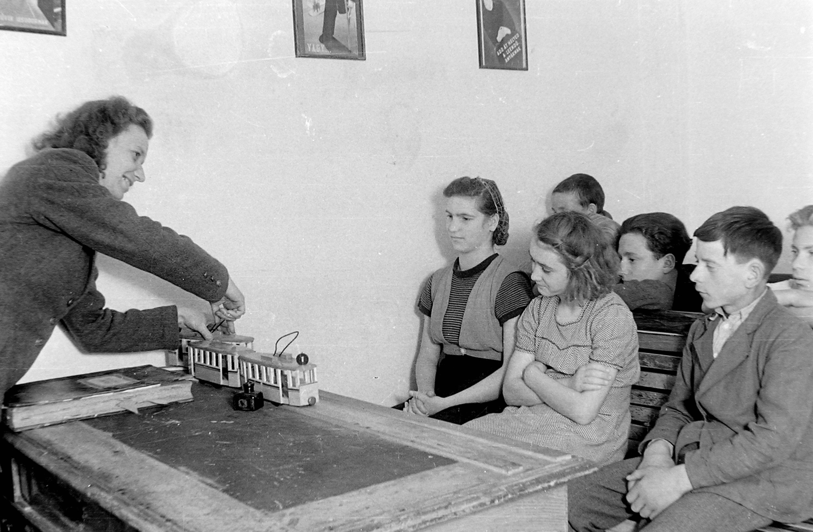 Hungary, Budapest VI., Délibáb utca 21. Zalka Máté Tanonc és Ifjúmunkás Otthon (később az Osztrák Nagykövetség, Kereskedelmi Osztálya)., 1948, Magyar Rendőr, desk, education, genre painting, tram, ink bottle, interior, model train, Budapest, arms crossed over the chest, Fortepan #16400