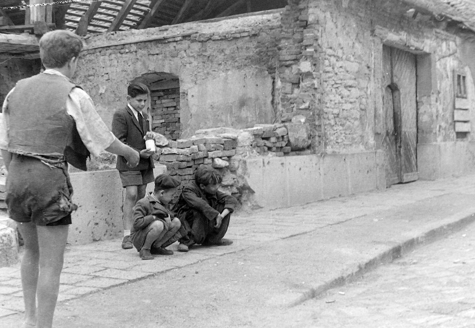 Hungary, snúrozó fiúk., 1948, Magyar Rendőr, boys, squatting, Fortepan #16403