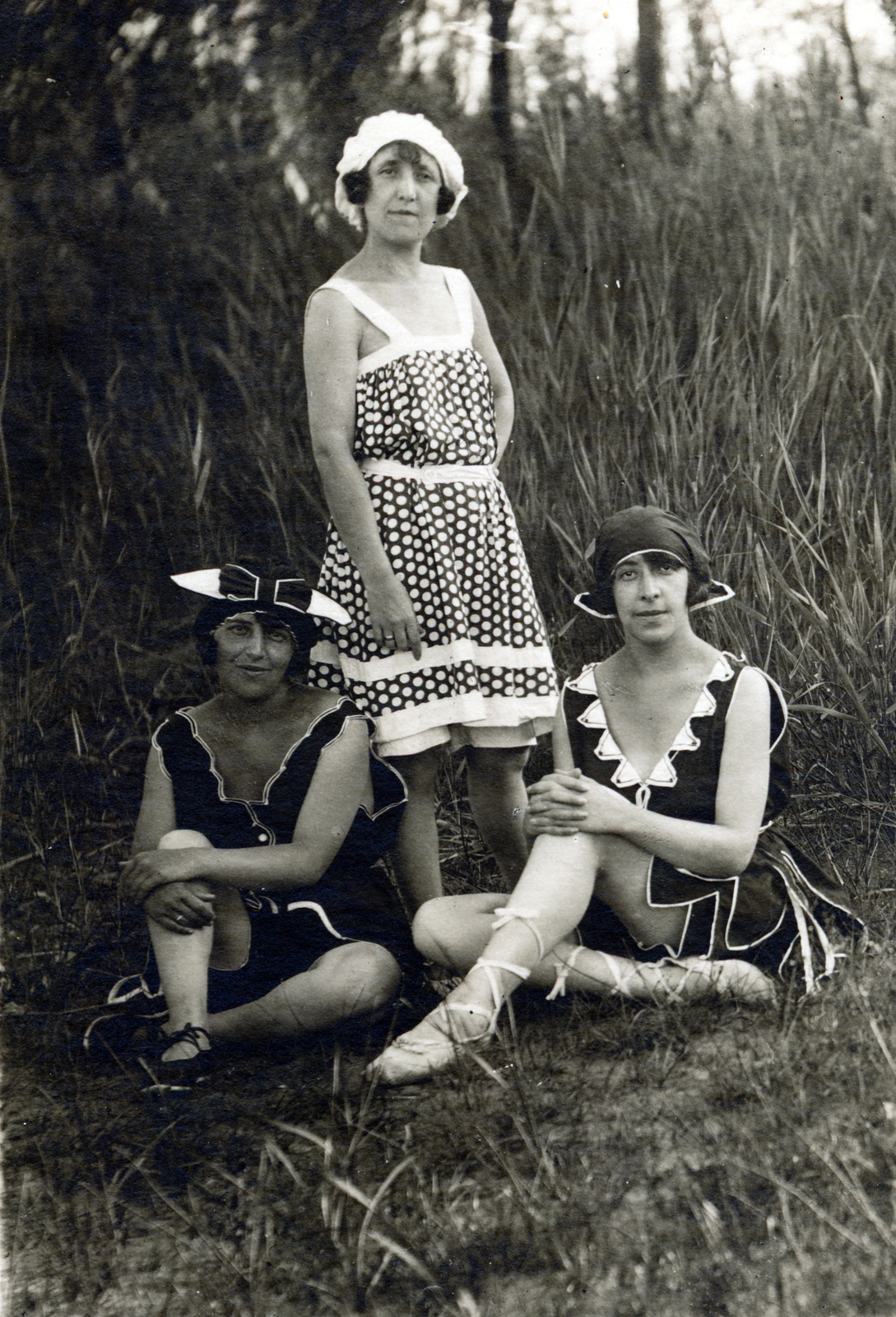 1922, Artkraft, three people, women, bathing suit, summer dresses, ballet shoes, sitting on the ground, Fortepan #164056