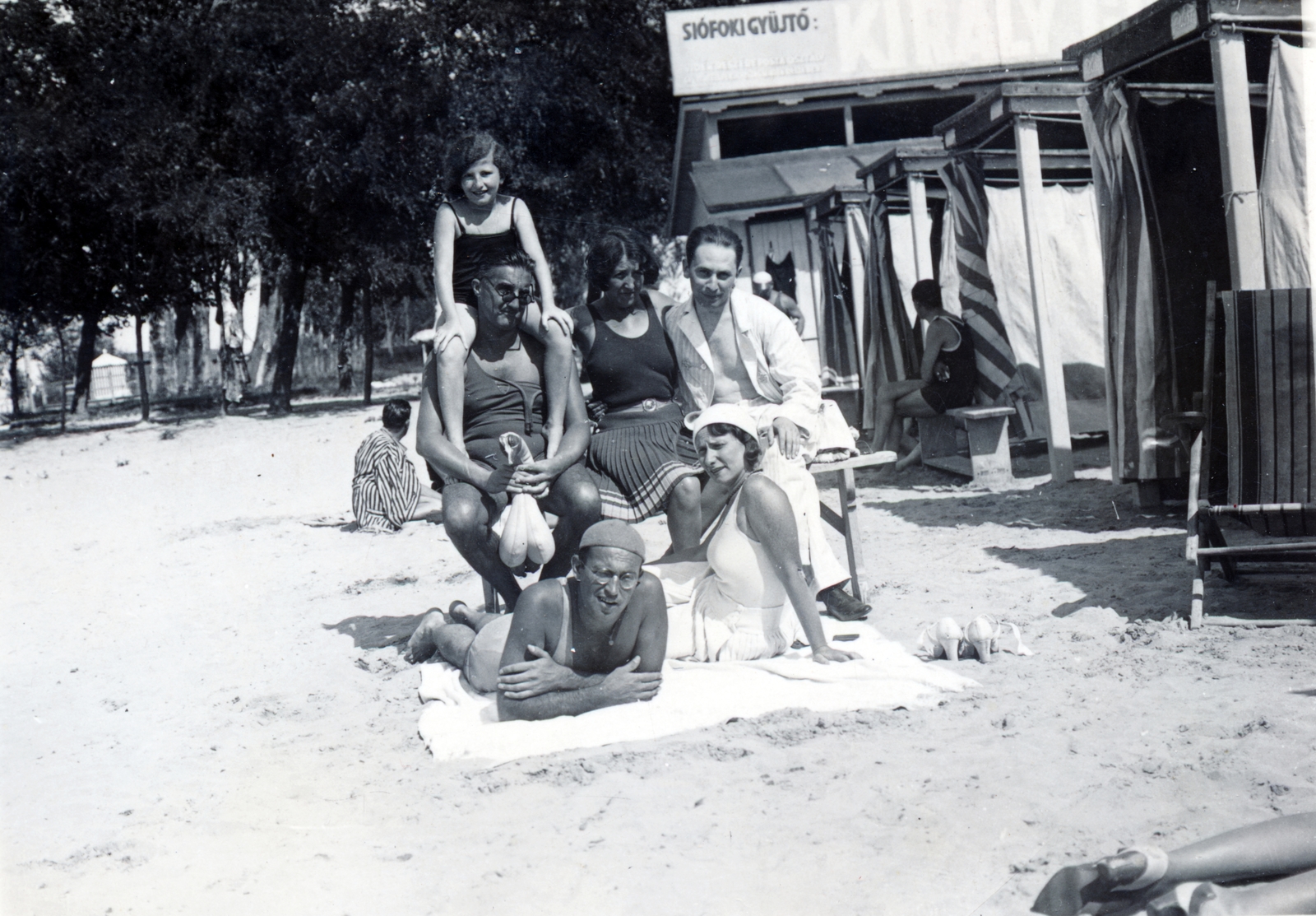 Magyarország,Balaton, Siófok, strand., 1930, Artkraft, nyakban ülés, strand, csoportkép, Fortepan #164064