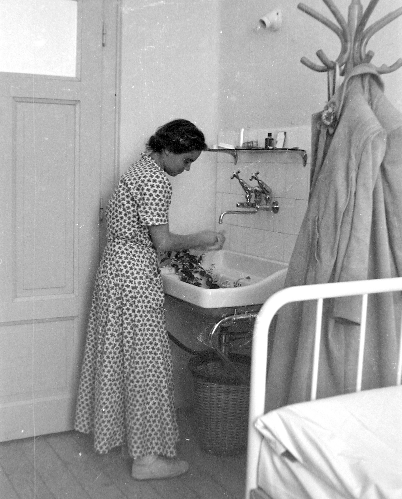 Hungary,Lake Balaton, BM üdülő., 1948, Magyar Rendőr, basket, coat-stand, washbasin, Fortepan #16408