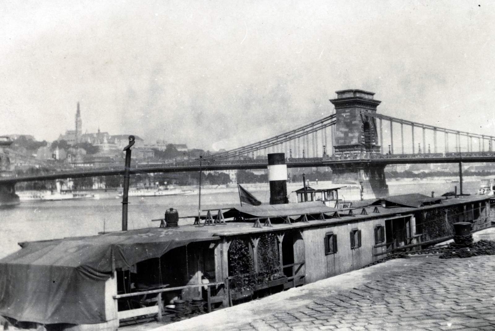 Magyarország, Budapest V.,Budapest I., pesti alsó rakpart, Széchenyi Lánchíd, balra a háttérben a Mátyás-templom., 1930, Artkraft, Budapest, növény, árnyékoló, Fortepan #164118