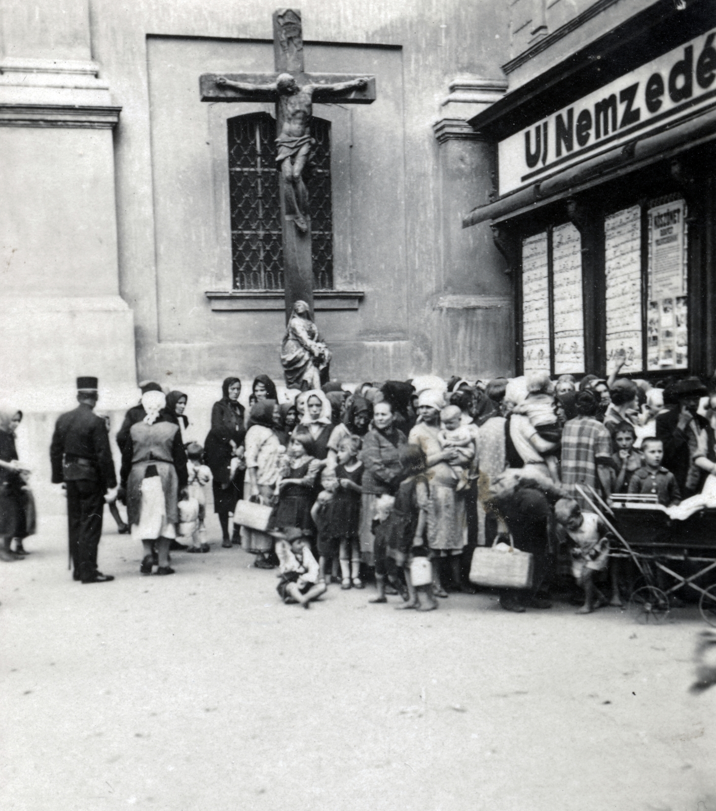 Hungary, Budapest V., Ferenciek tere, Belvárosi Ferences templom bejáratától jobbra., 1930, Artkraft, Budapest, Fortepan #164129