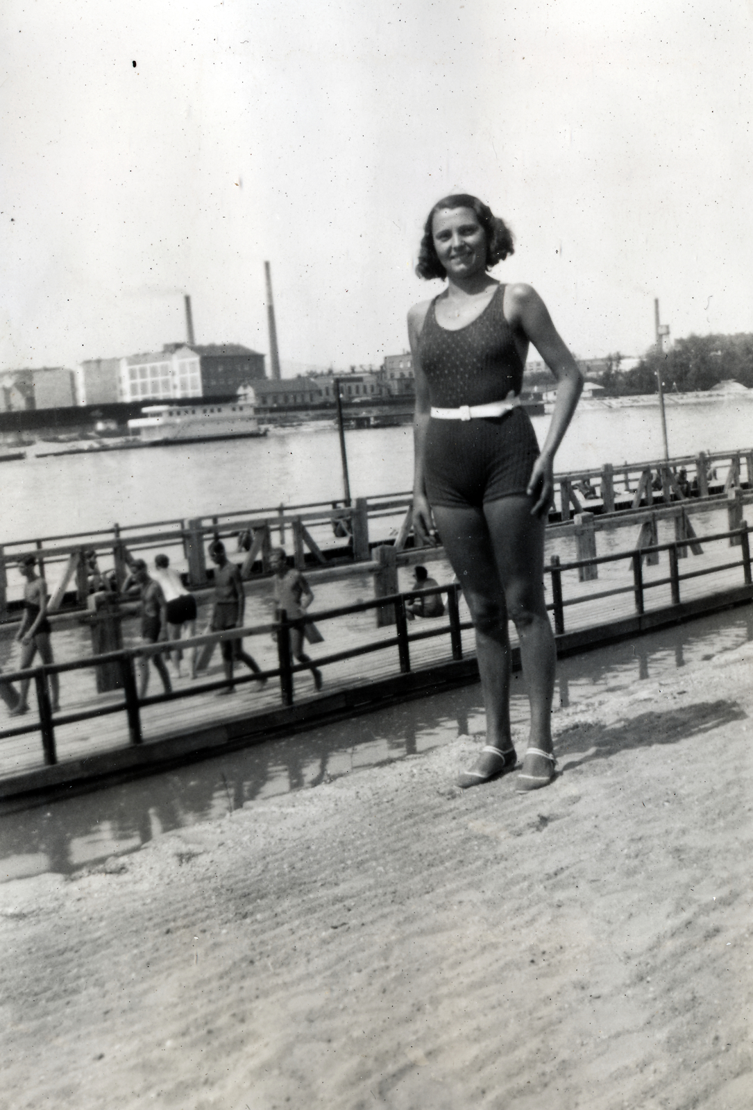 Hungary, Margit Islands, Budapest, a Palatinus strandfürdő dunai uszodája, a túlparton balra a Nagyszombat utca környéke., 1937, Richl Ágnes, bathing suit, sandal, Fortepan #164189