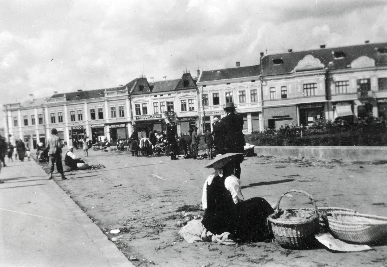Romania,Transylvania, Gheorgheni, Szabadság tér (Piata Libertatii, ekkor Kossuth Lajos tér)., 1941, Richl Ágnes, market, straw hat, folk costume, restaurant, Fortepan #164200