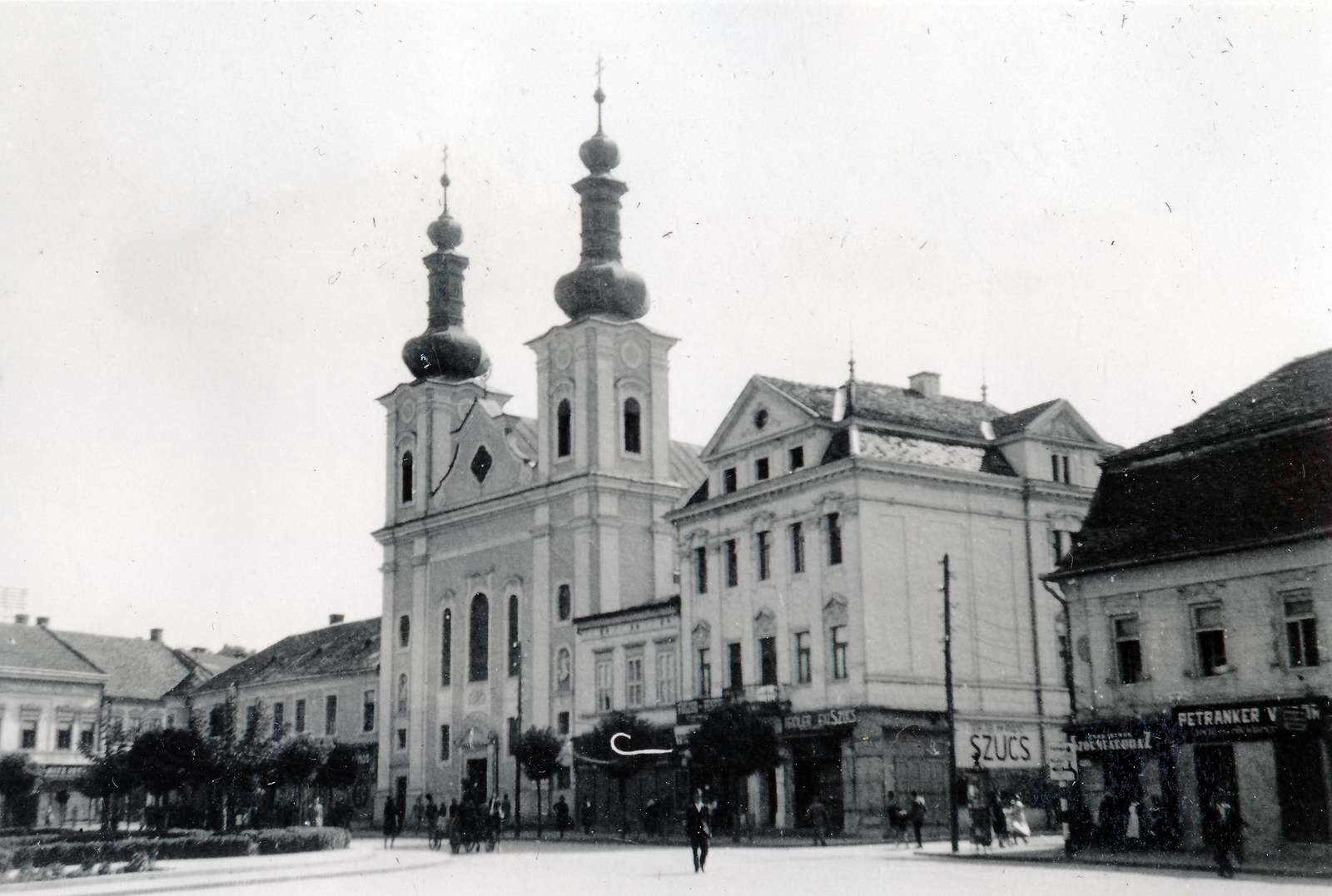 Romania,Transylvania, Târgu Mureș, Rózsák tere (Piata Trandafirilor, ekkor Széchenyi tér), Keresztelő Szent János-templom., 1941, Richl Ágnes, Fortepan #164204