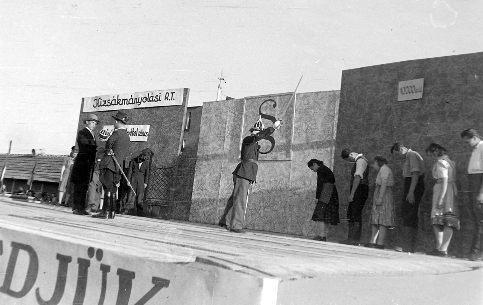 Hungary, Budapest XI., Fehérvári út 62-66 számú telek. A Standard (a későbbi BHG) gyár által, a rendőrségnek adományozott csapatzászló avatási ünnepsége és a rendőrök eskütétele alkalmával rendezett színi előadás., 1948, Magyar Rendőr, theater performance, Budapest, Fortepan #16423