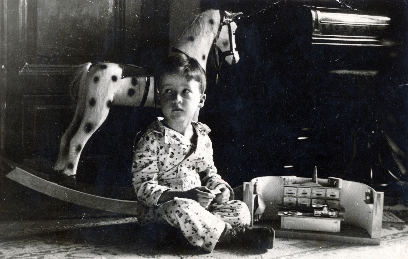 1920, Szántó Tamás, hintaló, kisfiú, konyha, játék, gyerek, pöttyös ruha, Fortepan #164266