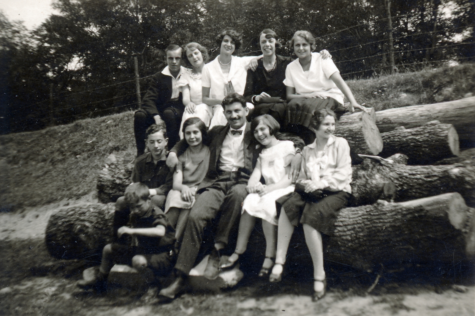 1937, Szántó Tamás, csoportkép, farönk, Fortepan #164283