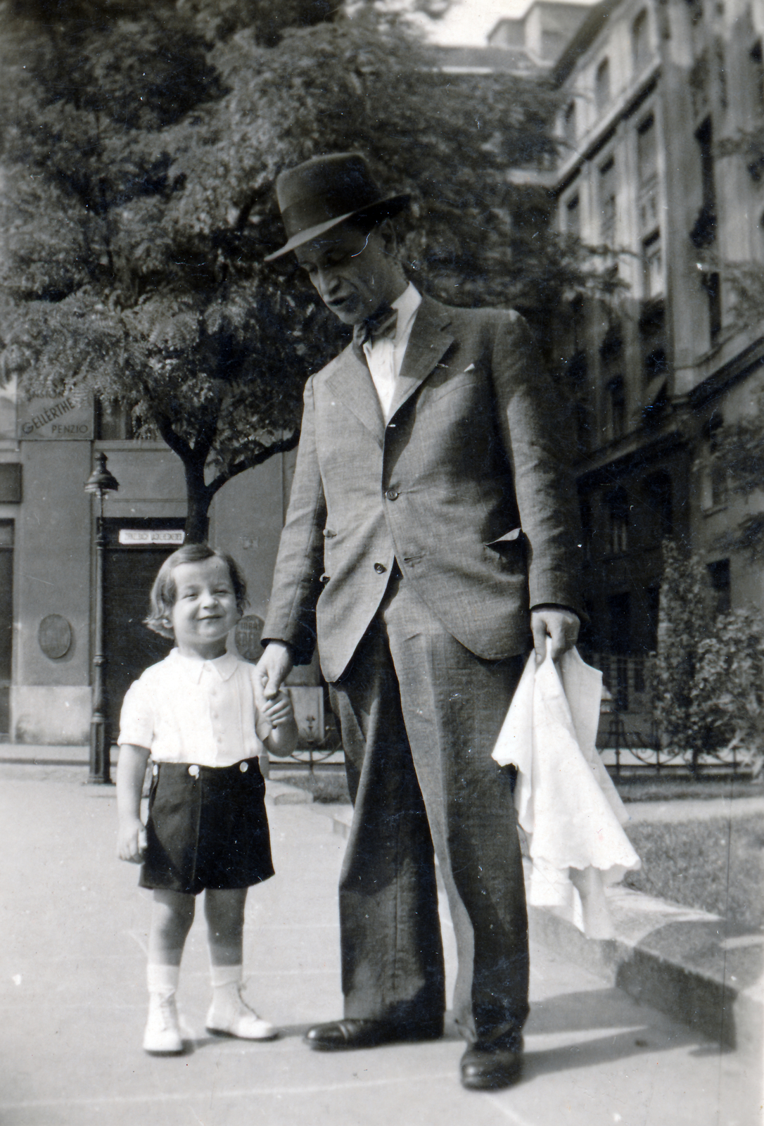 Hungary, Budapest V., Fővám tér, háttérben a 2-3. számú ház., 1937, Szántó Tamás, Budapest, shorts, hold hands, Fortepan #164288