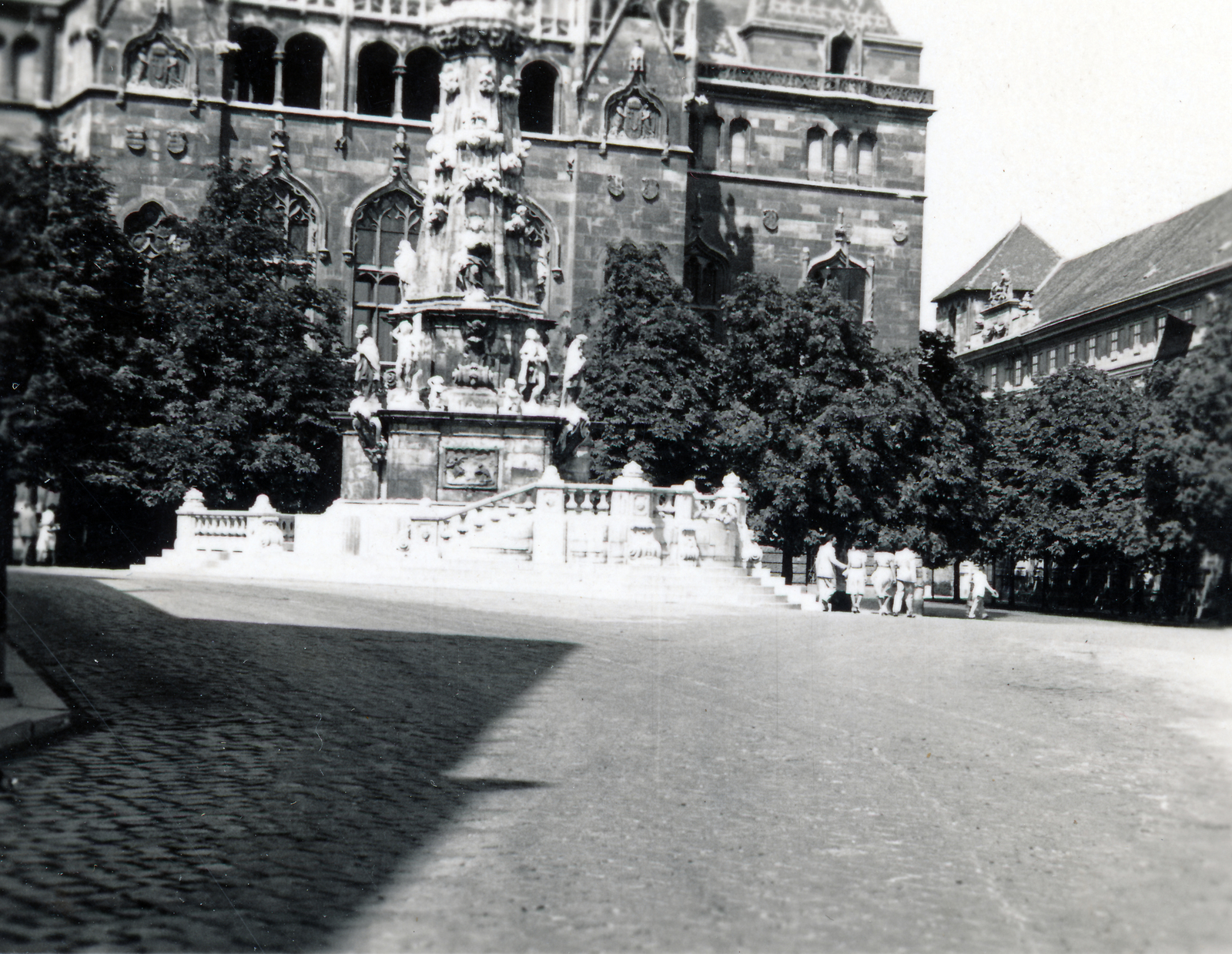 Magyarország, budai Vár, Budapest I., Szentháromság tér, Szentháromság-szobor, mögötte a Pénzügyminisztérium., 1940, Szántó Tamás, Budapest, Fortepan #164294
