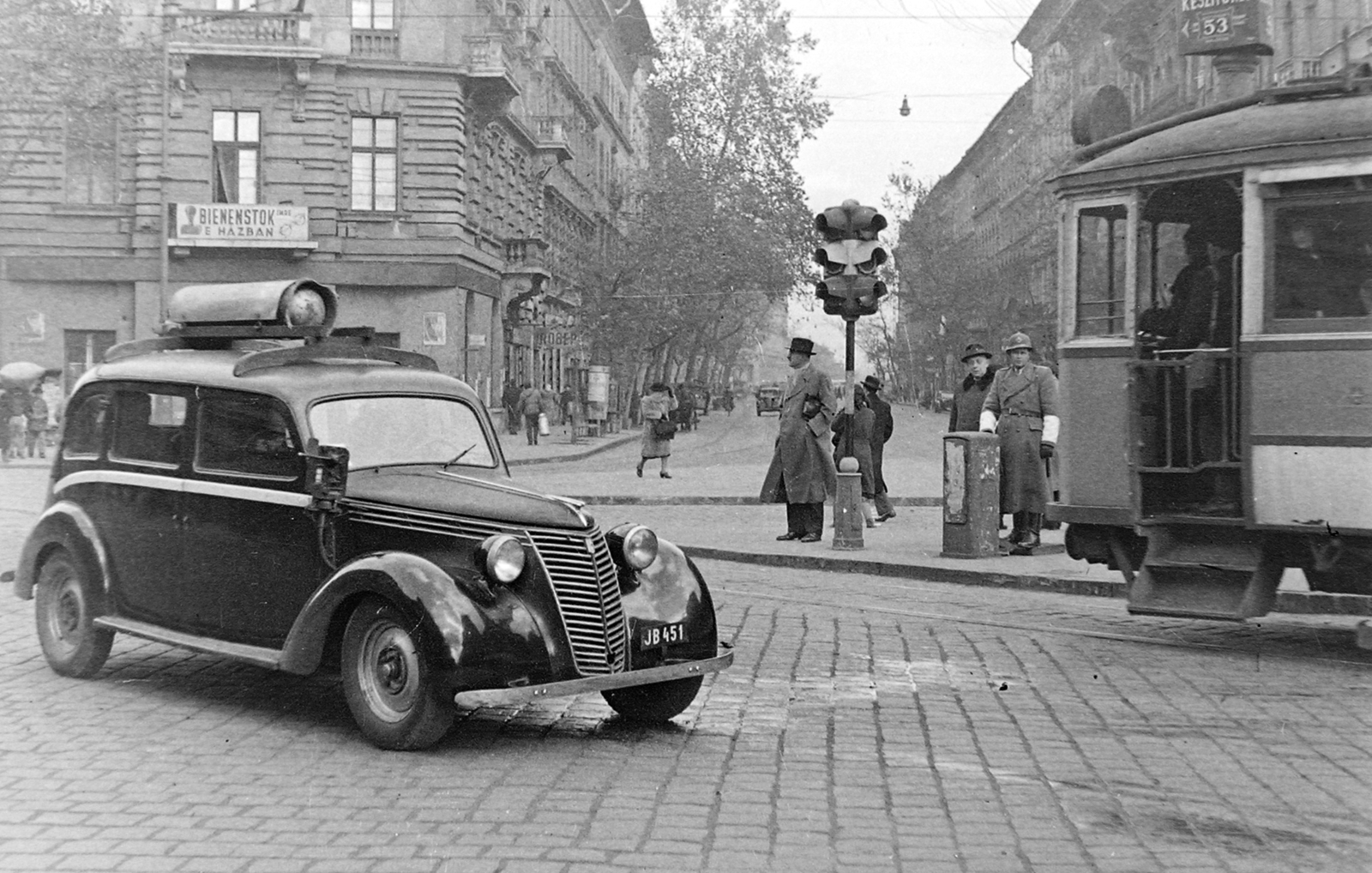 Hungary, Budapest VI., Bajcsy-Zsilinszky út - Podmaniczky utca sarok. FIAT 1100 típusú személygépkocsi., 1948, Magyar Rendőr, signal, taxicab, Fiat-brand, Italian brand, cop, tram, automobile, number plate, pulpit for police officers, Budapest, Fortepan #16430
