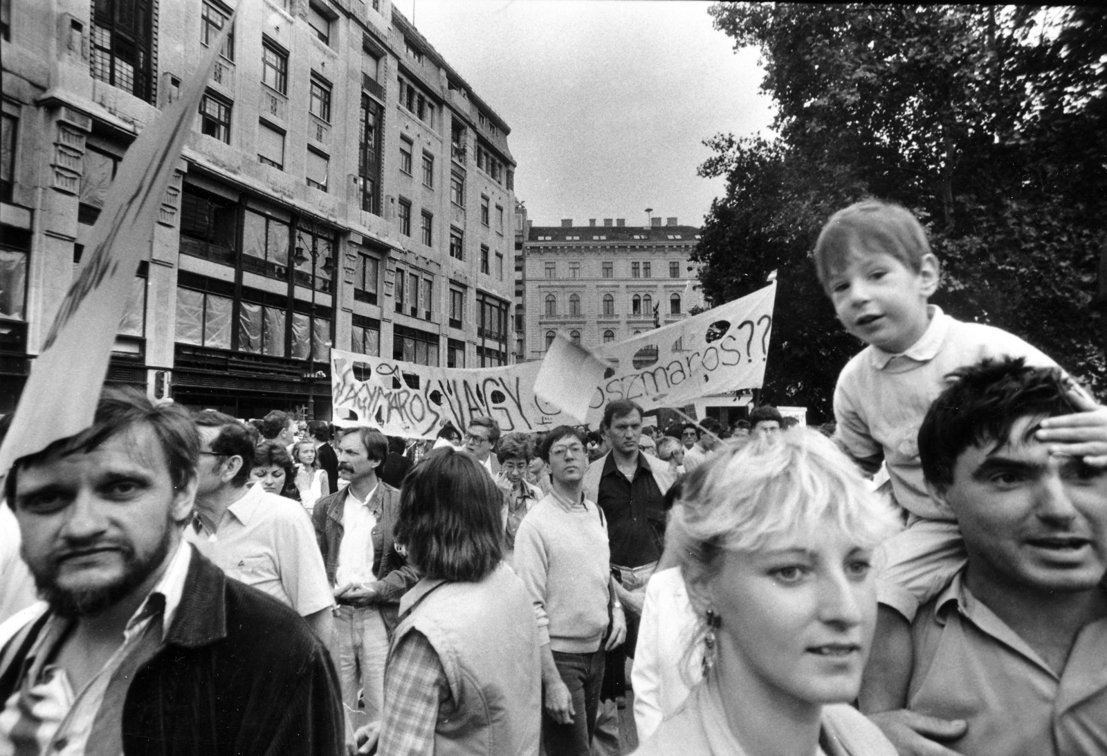 Hungary, Budapest V., Vörösmarty tér a József nádor tér felől nézve, tüntetés a bős-nagymarosi vízlépcsőrendszer felépítése ellen, 1988. május 27-én., 1988, Hegedűs Judit, strike, Budapest, regime change, Fortepan #164309