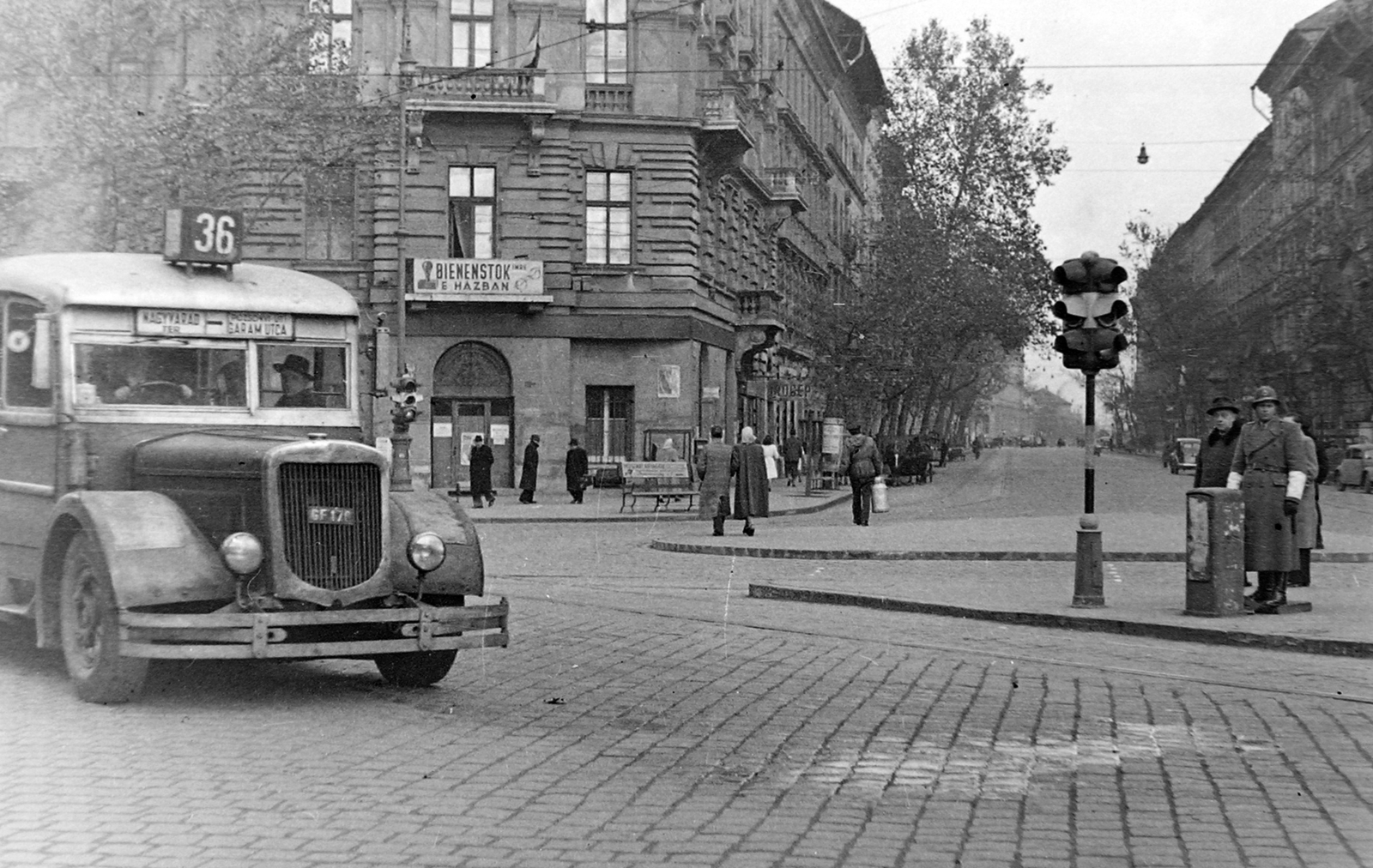 Hungary, Budapest VI., Bajcsy-Zsilinszky út - Podmaniczky utca sarok. Mávag N26/36 autóbusz., 1948, Magyar Rendőr, bus, Hungarian brand, signal, cop, MÁVAG-brand, number plate, pulpit for police officers, Budapest, Fortepan #16431