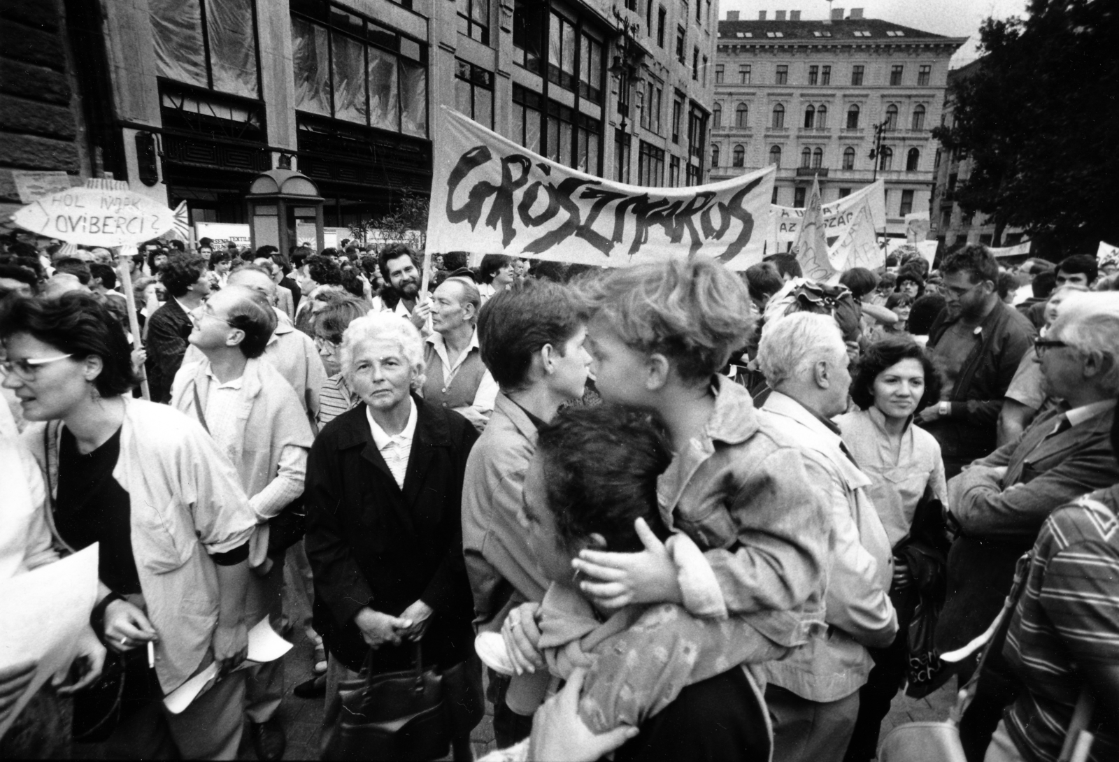 Magyarország, Budapest V., Vörösmarty tér a József nádor tér felől nézve, tüntetés a bős-nagymarosi vízlépcsőrendszer felépítése ellen, 1988. május 27-én., 1988, Hegedűs Judit, tüntetés, Budapest, rendszerváltás, Fortepan #164310