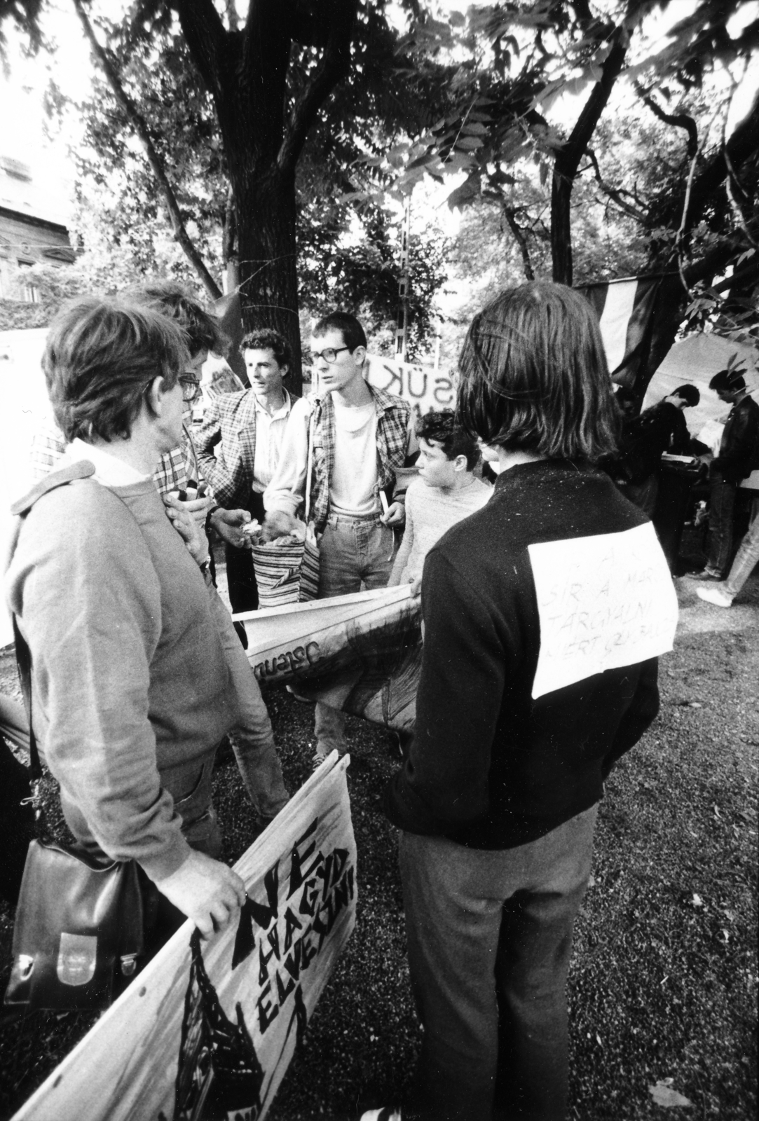 Hungary, Budapest XIV., Thököly út, játszótér a Dózsa György úti kereszteződés után, az erdélyi falurombolás elleni tüntetés résztvevői., 1988, Hegedűs Judit, strike, Budapest, regime change, Fortepan #164316