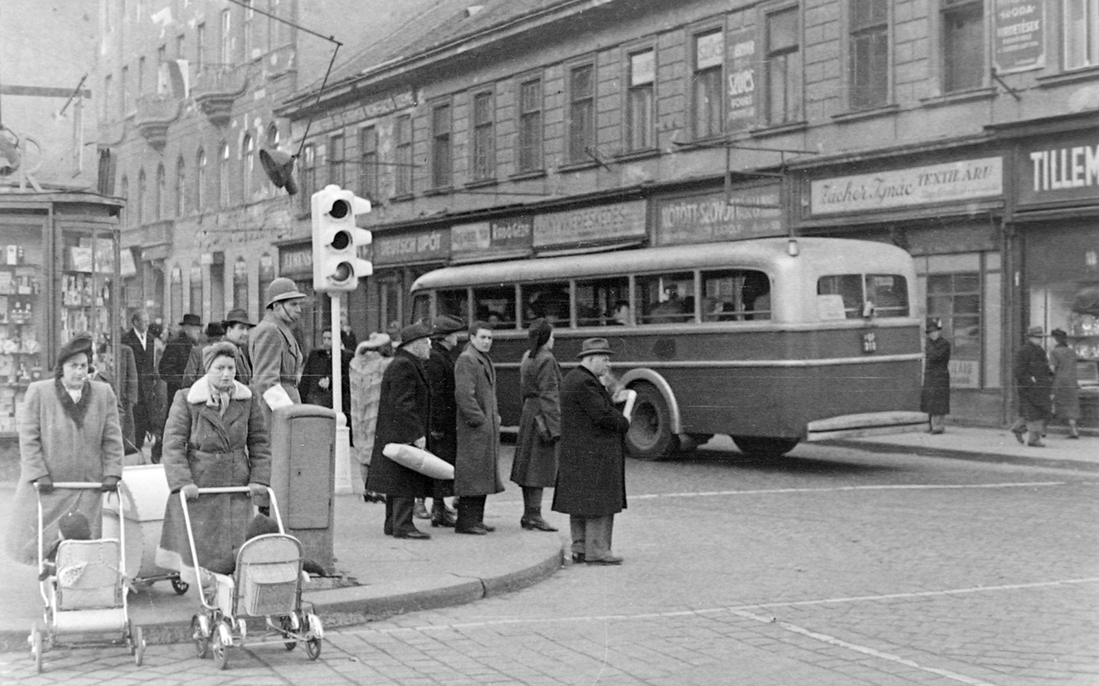 Hungary, Budapest V., József Attila utca a Bajcsy-Zsilinszky útról nézve., 1948, Magyar Rendőr, bus, baby carriage, signal, MÁVAG-brand, Budapest, Fortepan #16432