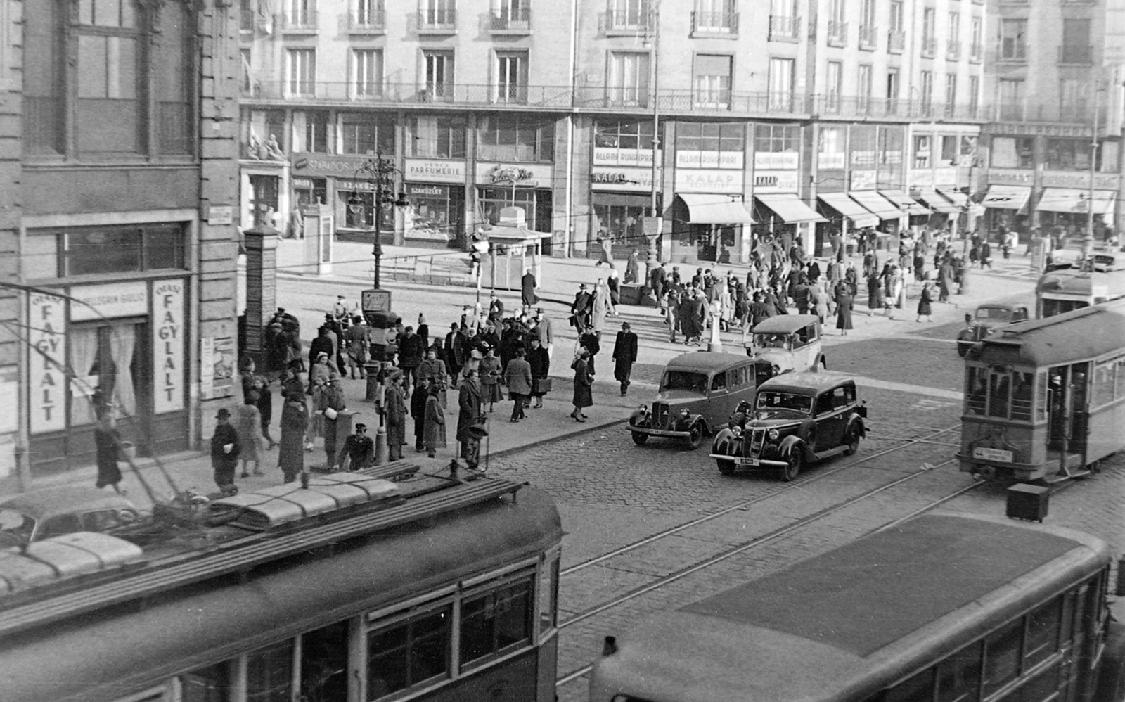 Hungary, Budapest V.,Budapest VII., Astoria kereszteződés, a Kossuth Lajos utcából (Astoria szállóból) nézve., 1948, Magyar Rendőr, transport, bus, pedestrian, cop, tram, automobile, ice cream seller, pulpit for police officers, Budapest, Fortepan #16434