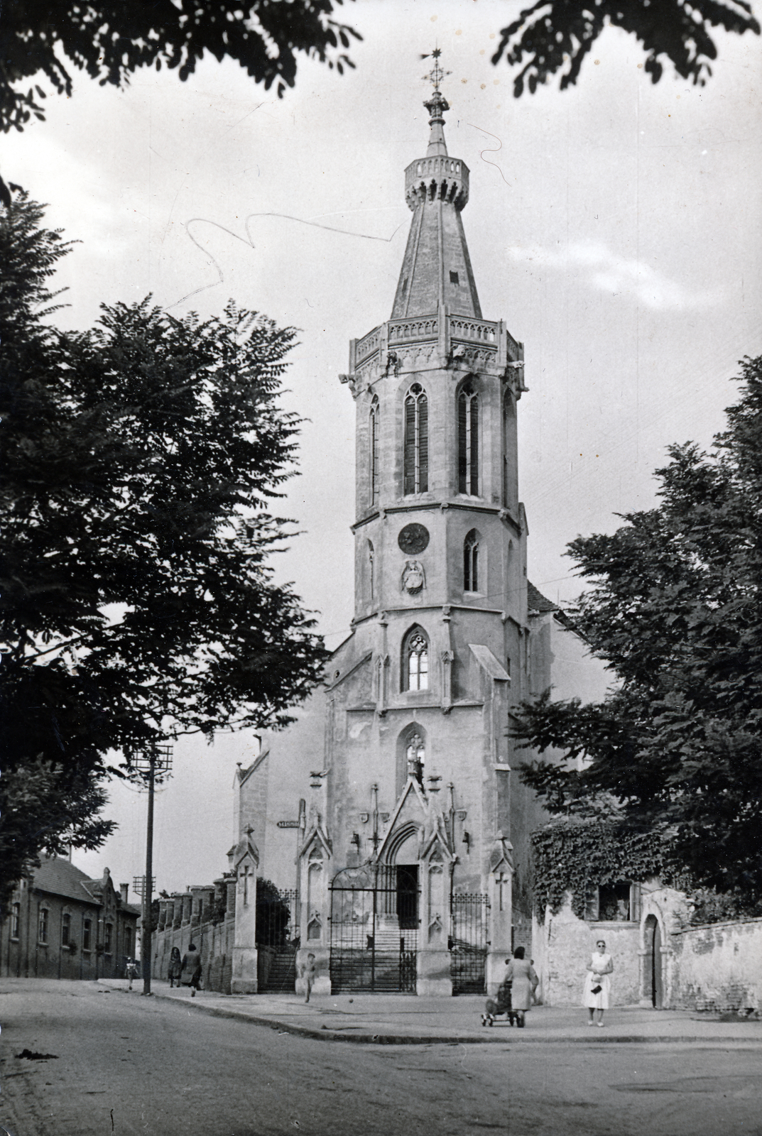 Hungary, Sopron, Szent Mihály (Kellner Sándor) utca, szemben a Szent Mihály-templom., 1952, Illés Zoltán, Catholic Church, church, gothic, Fortepan #164348