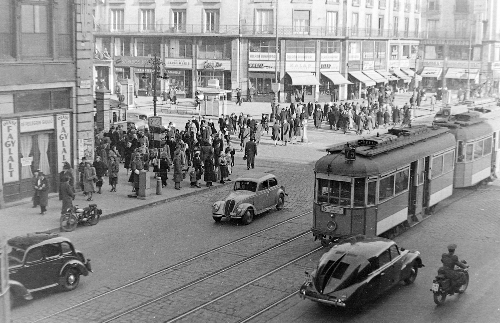 Hungary, Budapest V.,Budapest VII., Astoria kereszteződés, a Kossuth Lajos utcából (Astoria szállóból) fényképezve., 1948, Magyar Rendőr, transport, Czechoslovak brand, Tatra-brand, motorcycle, Hungarian brand, pedestrian, street view, cop, tram, cobblestones, automobile, Ganz-brand, Tatra T87, ice cream seller, pulpit for police officers, Budapest, public transport line number, Fiat-brand, Fortepan #16435
