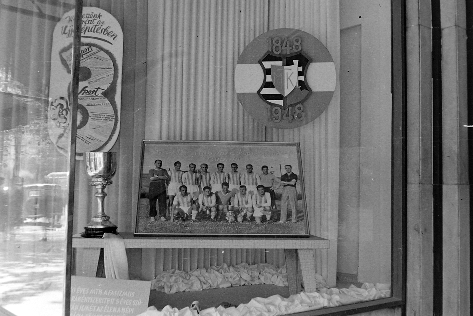 Hungary, Budapest VII., Erzsébet körút 24., MTK klubhelyiség kirakata., 1948, Magyar Rendőr, Show window, soccer team, cup, Kossuth coat of arms, Budapest, Fortepan #16436
