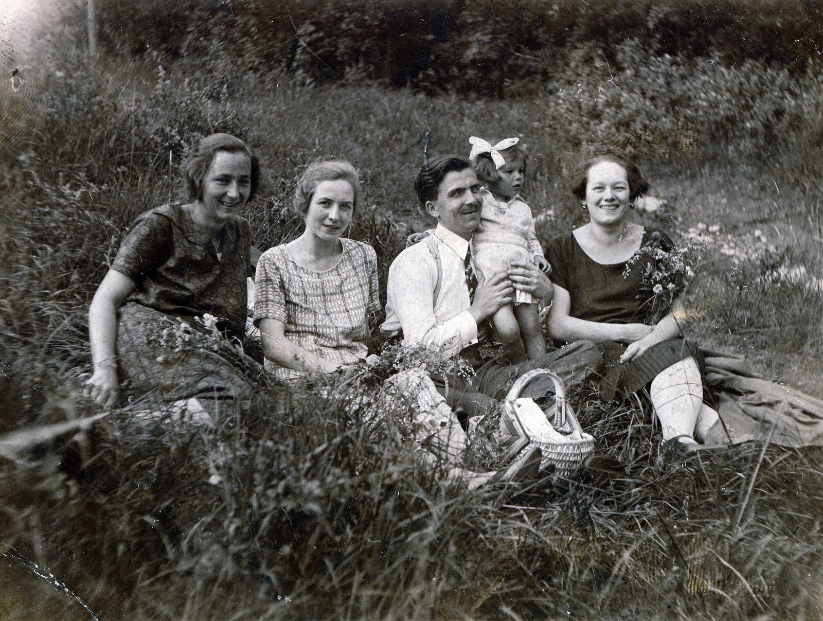 1927, Illés Zoltán, tableau, basket, ribbon, meadow, hold in arms, Fortepan #164366