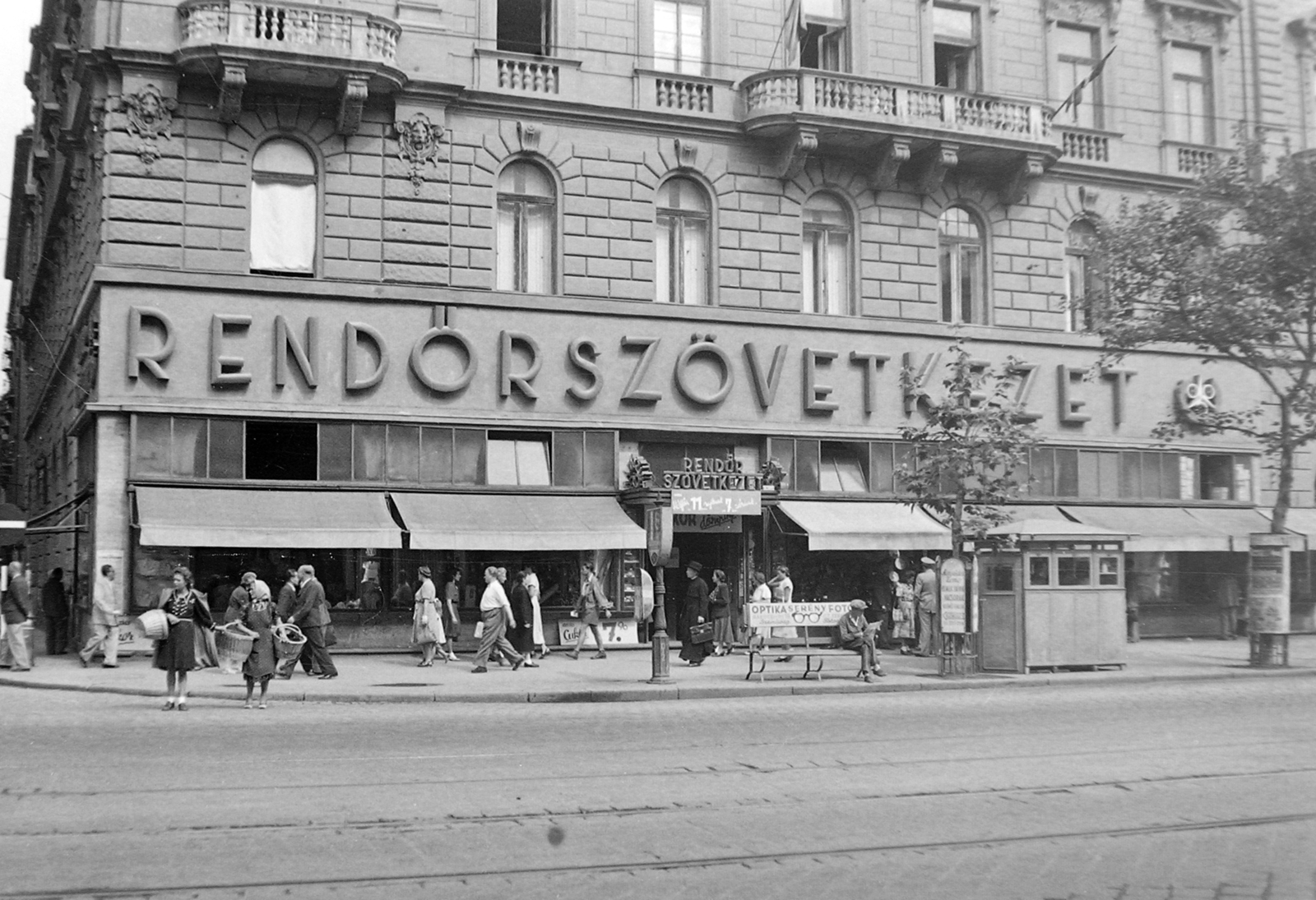 Hungary, Budapest VII., Rákóczi út - Kazinczy utca sarok., 1948, Magyar Rendőr, Budapest, Fortepan #16437