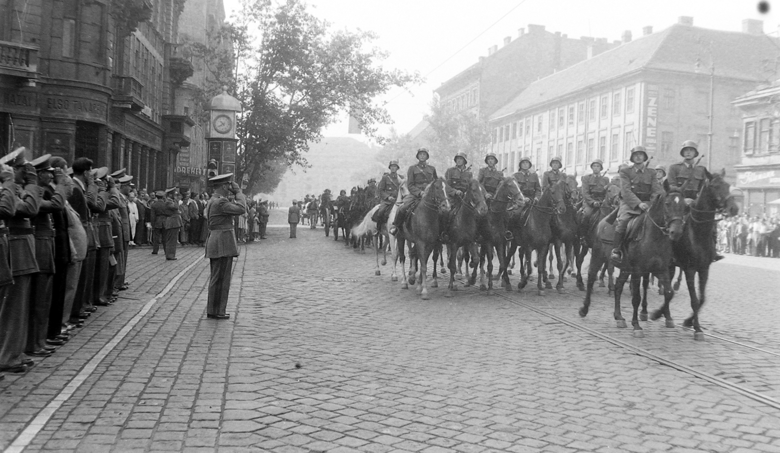 Hungary, Budapest V.,Budapest VI., Bajcsy-Zsilinszky út az Andrássy út saroktól a Deák Ferenc tér felé nézve. A mai Erzsébet téren még állnak az épületek., 1948, Magyar Rendőr, rider, parade, Budapest, public clock, Fortepan #16440