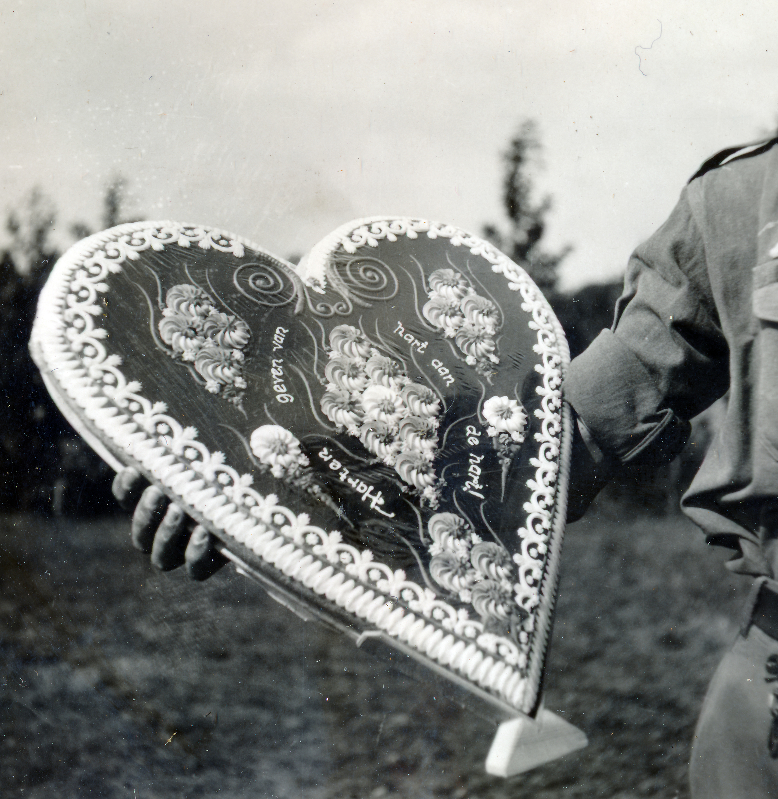 Hollandia, Vogelenzang, 5. Nemzetközi Cserkész Világtalálkozó (Jamboree)., 1937, Baráth Géza, kézben tartani, holland felirat, mézeskalács, Fortepan #164404