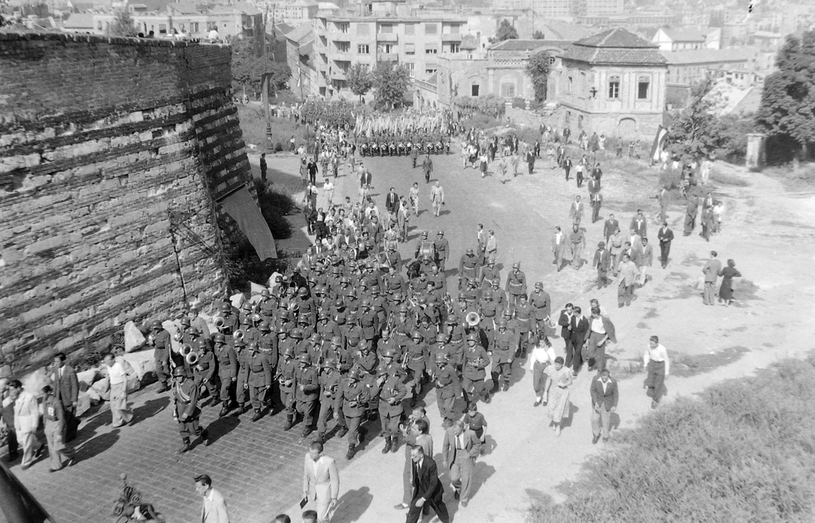 Hungary, Budapest I., Ostrom utca a Bécsi kapunál. Előtérben a felvonuláson résztvevő katonazenekar látható., 1948, Magyar Rendőr, march, military band, Budapest, Fortepan #16441