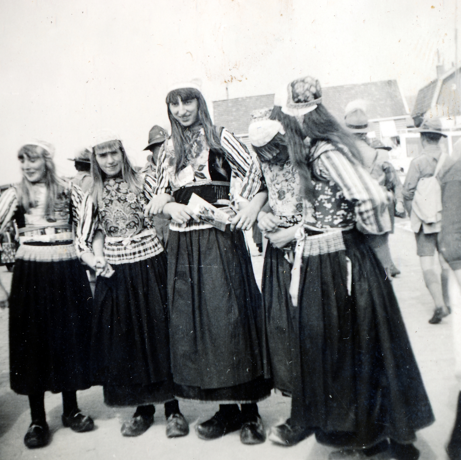 Netherlands, Vogelenzang, lányok holland népviseletben, a felvétel az 5. Nemzetközi Cserkész Világtalálkozó (Jamboree) idején készült., 1937, Baráth Géza, folk costume, dressing up, Fortepan #164435