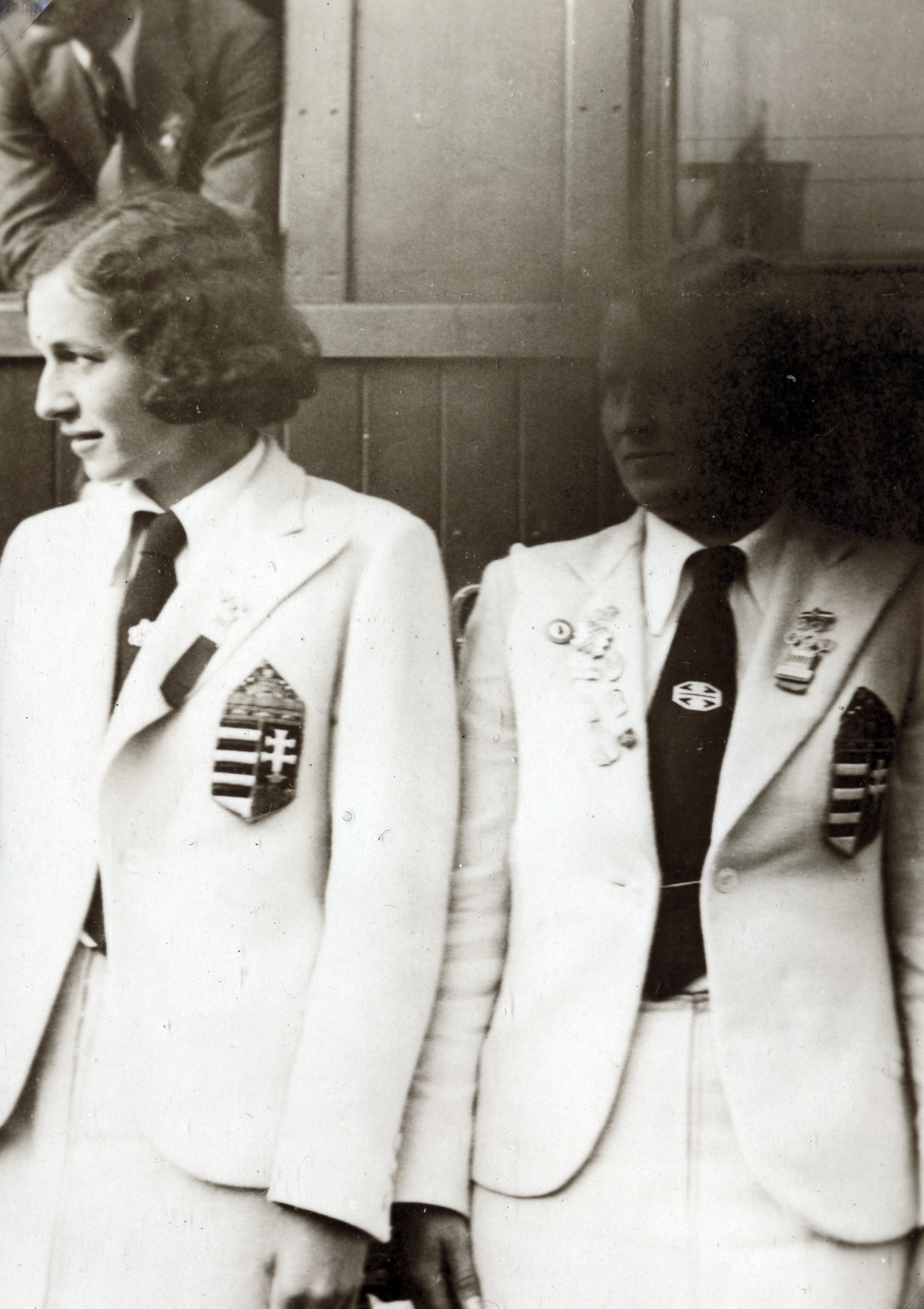 Balra Csák Ibolya a női magasugrás olimpiai bajnoka., 1936, Baráth Géza, olimpia, címer, sérült kép, Fortepan #164440