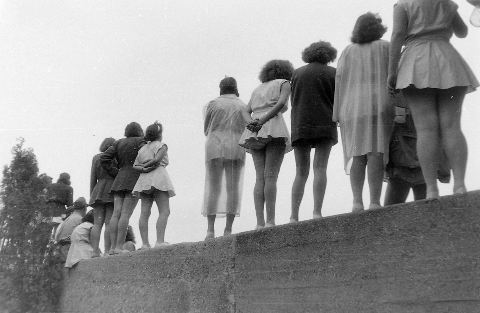 Hungary, 1948, Magyar Rendőr, wall, women, skirt, bottom view, back, standing, gaping, Fortepan #16445