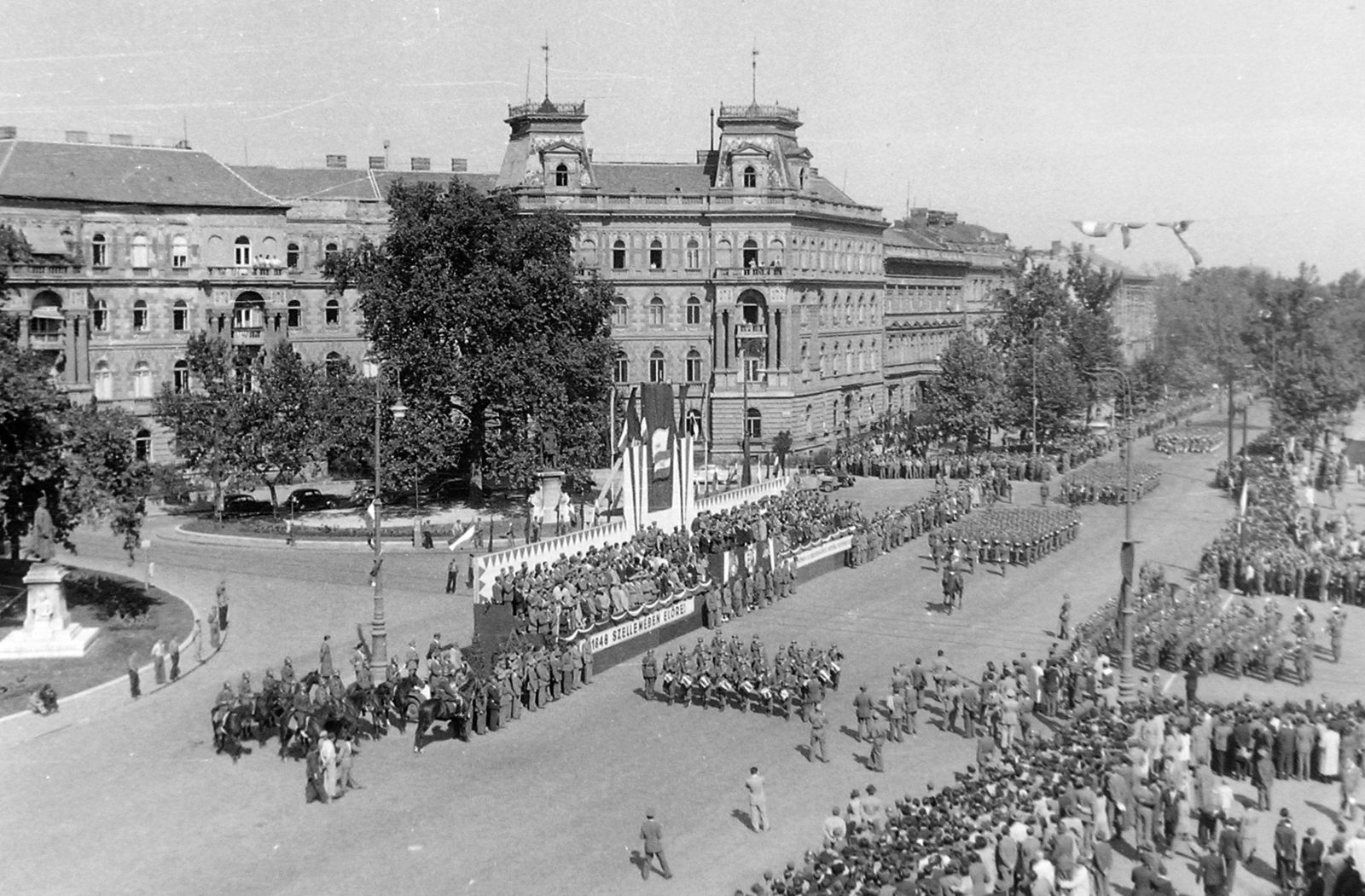 Hungary, Budapest VI., Andrássy út, Kodály körönd (Körönd)., 1948, Magyar Rendőr, march, grandstand, Budapest, Gyula Bukovics-design, Fortepan #16446