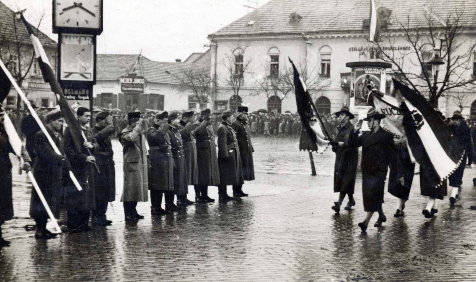 Szlovákia, Érsekújvár, Kossuth Lajos tér (Fő tér, Hlavné námestie), jobbra a Czuczor Gergely cserkészcsapat és háttérben a Szálló az Arany Oroszlánhoz, 1940, Győri Zoltán, Fortepan #164465