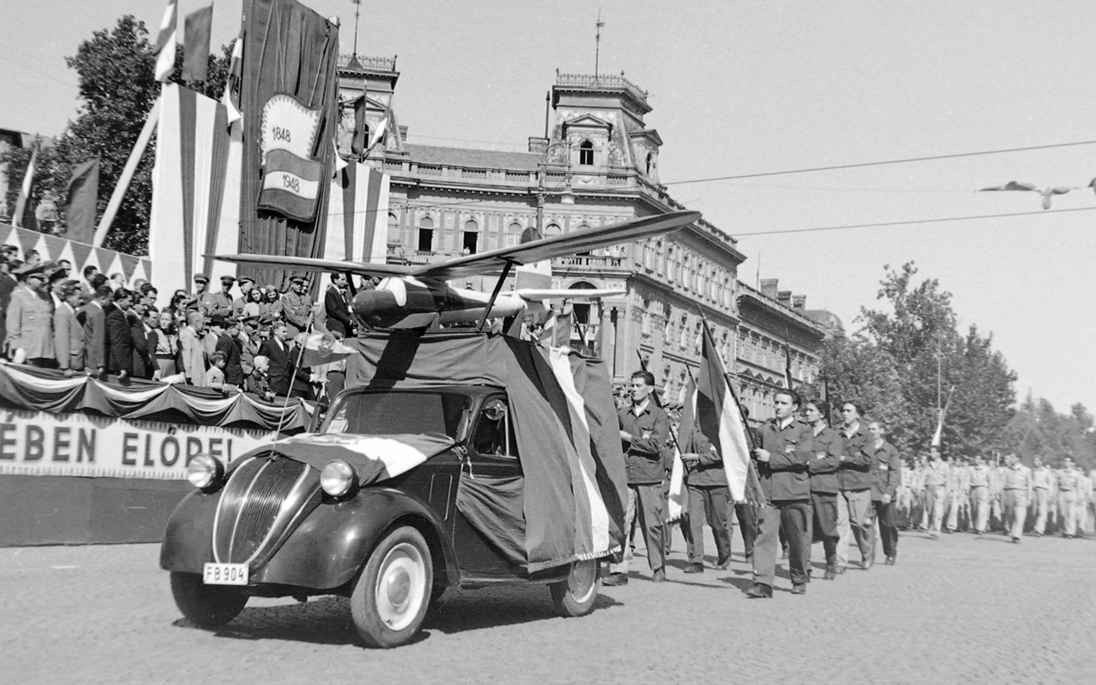 Hungary, Budapest VI., Andrássy út, Kodály körönd (Körönd). Fiat Topolino személygépkocsi., 1948, Magyar Rendőr, flag, Fiat-brand, Italian brand, political decoration, march, automobile, Budapest, ad truck, Gyula Bukovics-design, number plate, Fortepan #16447