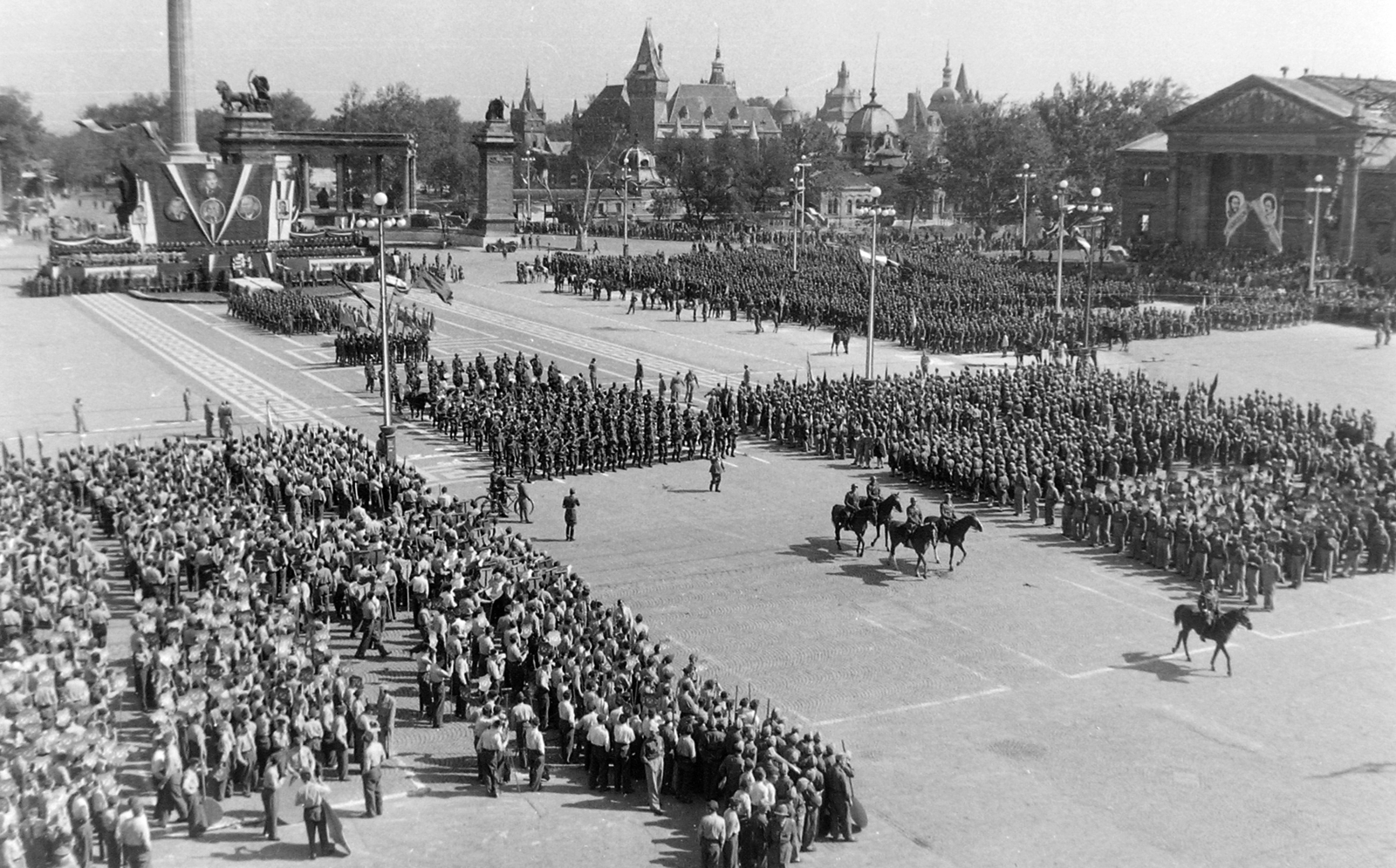 Hungary, Budapest XIV., Hősök tere., 1948, Magyar Rendőr, horse, political decoration, grandstand, rider, Mátyás Rákosi-portrayal, pediment, Budapest, Fortepan #16448