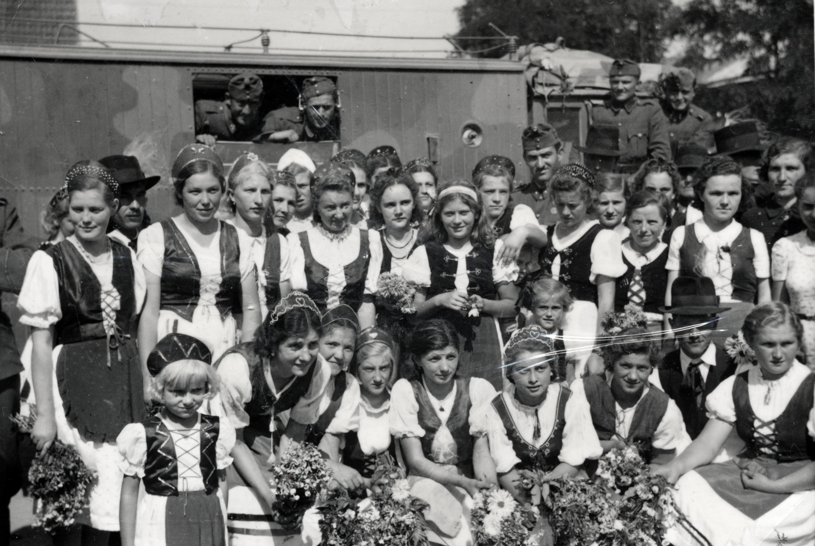 1934, Bartha Emese, csoportkép, ablakon kihajolni, leselkedő, népviselet, Fortepan #164514