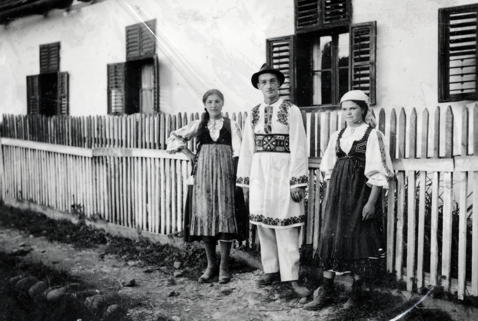 1940, Bartha Emese, folk costume, fence, lath fence, Fortepan #164515