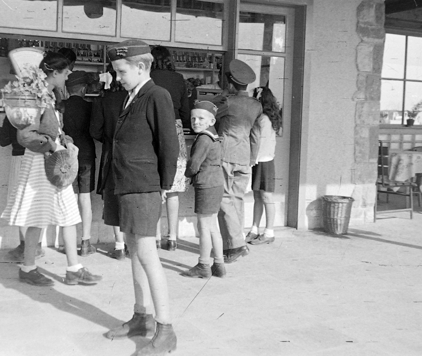 Hungary, untitled, Budapest XII., Gyermekvasút (Úttörővasút) végállomás., 1948, Magyar Rendőr, trading, railway, excursion, uniform, buffet, Children's railway, Budapest, Fortepan #16452