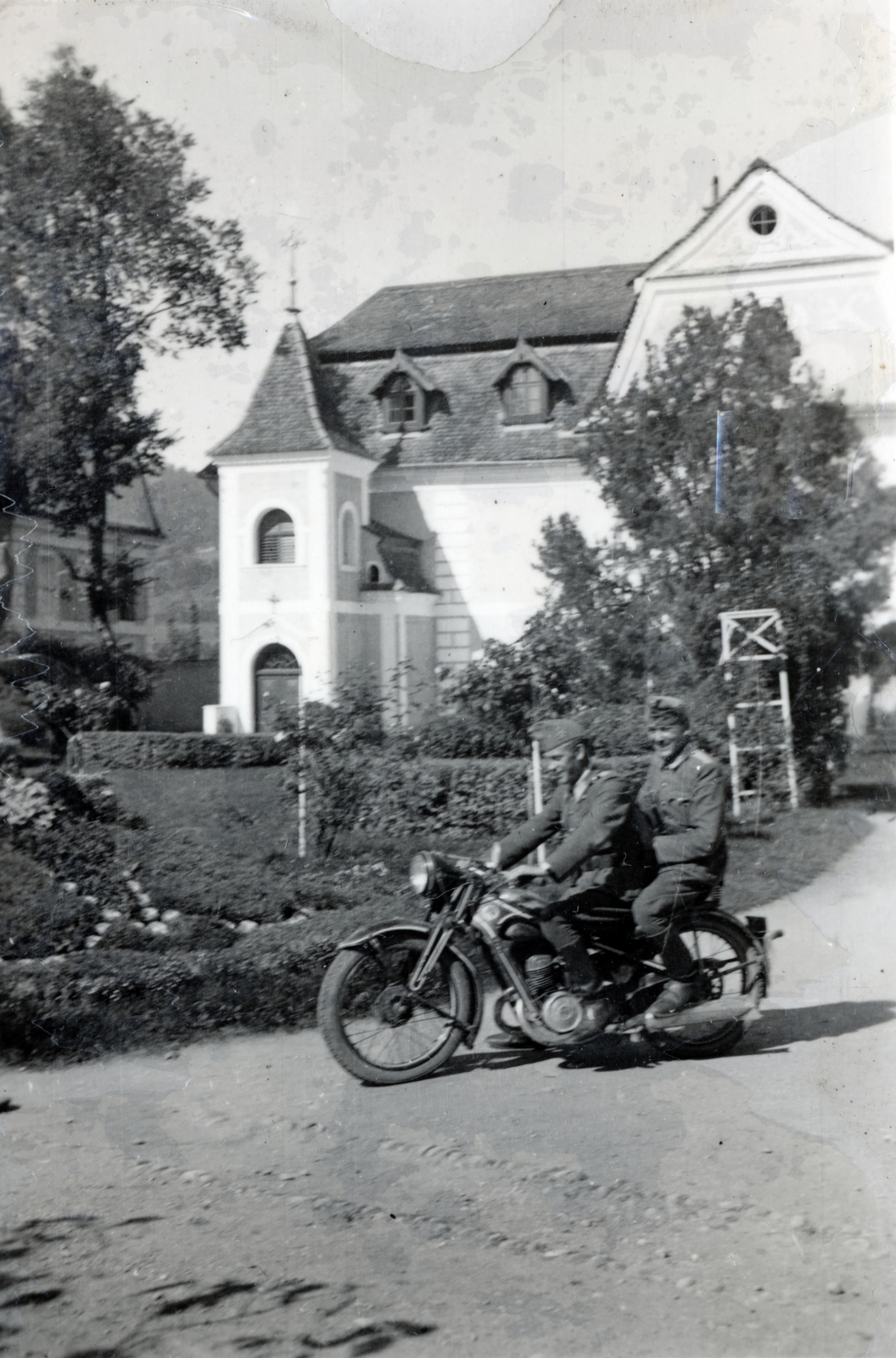 Romania,Transylvania, Görgényszentimre, Rákóczi-Bornemisza-kastély., 1941, Bartha Emese, church, motorcycle, Hungarian soldier, Fortepan #164530